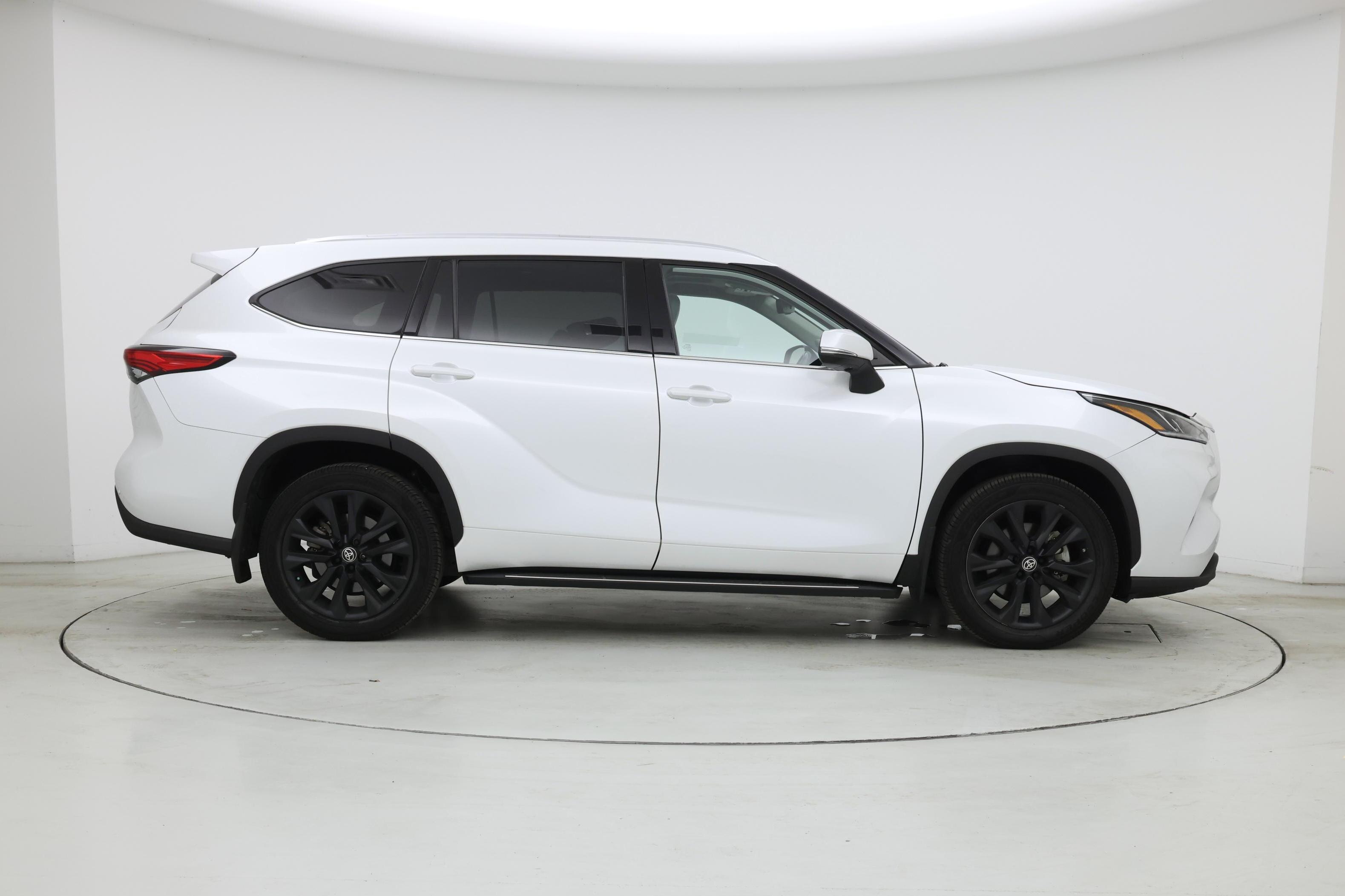 Thumbnail: 2022 Toyota Highlander - 7