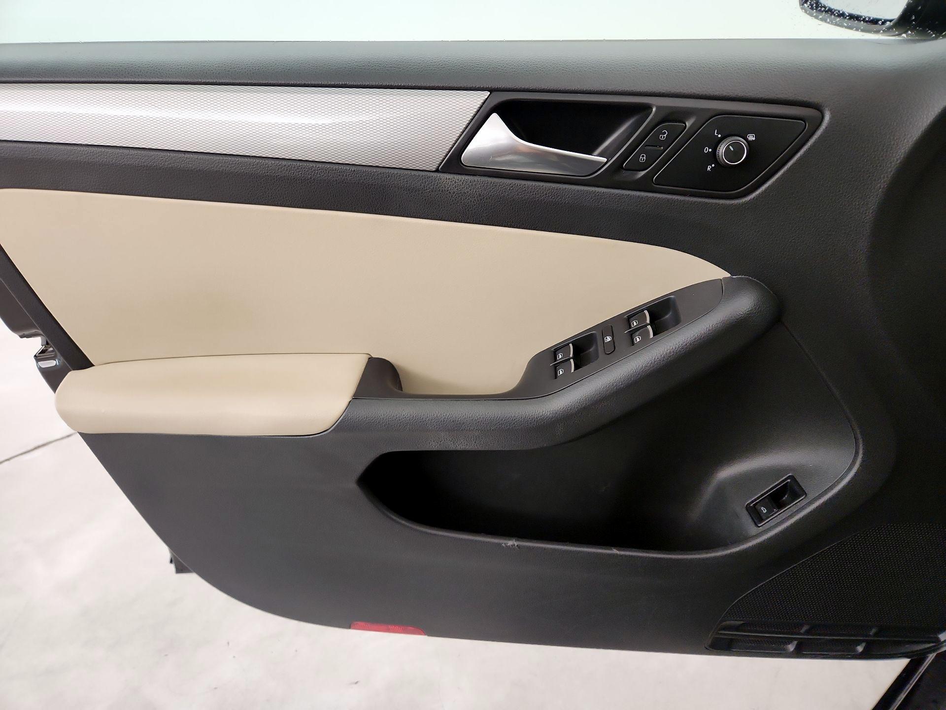 Thumbnail: 2015 Volkswagen Jetta - 12