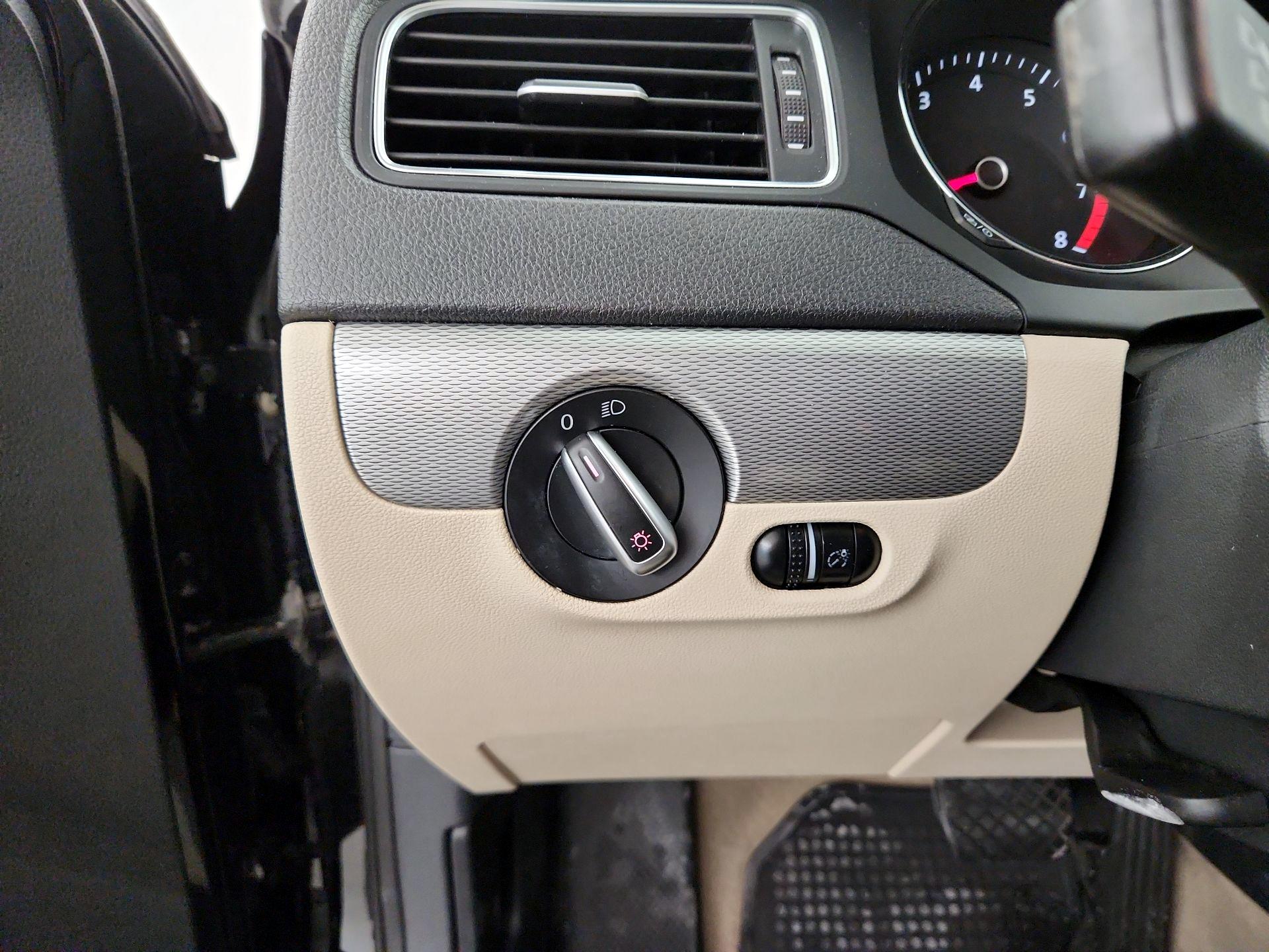 Thumbnail: 2015 Volkswagen Jetta - 13