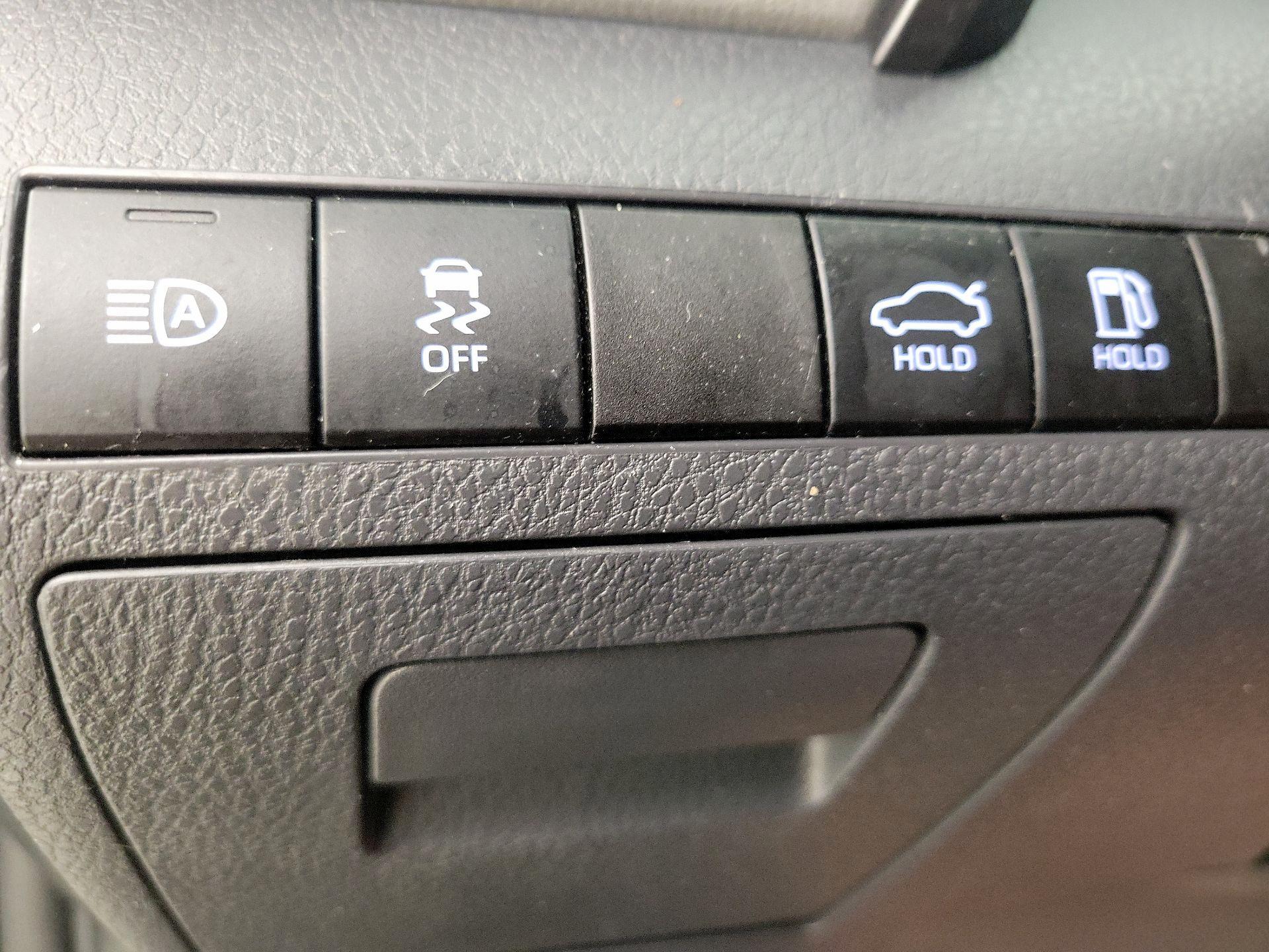 Thumbnail: 2019 Toyota Camry - 13