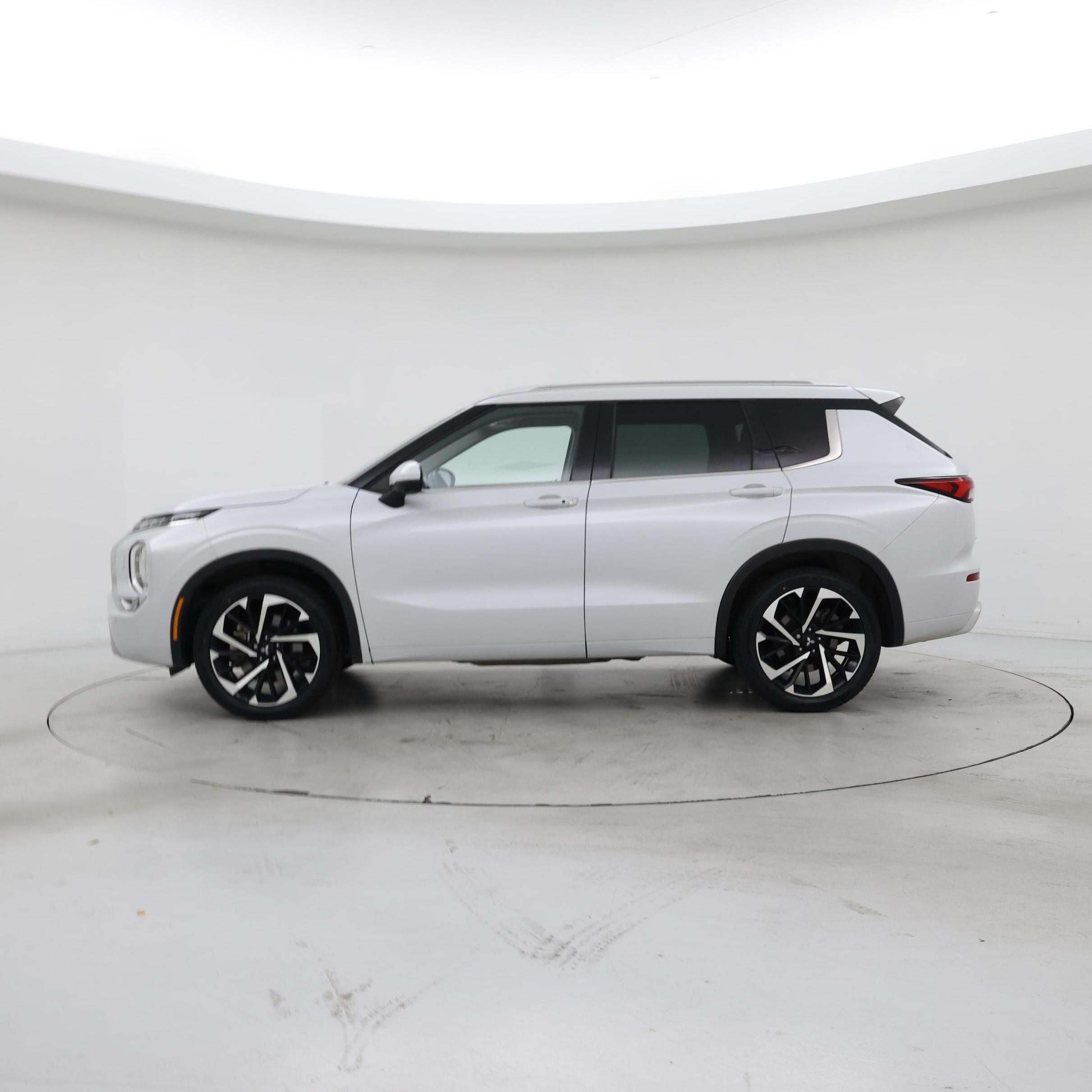 Thumbnail: 2022 Mitsubishi Outlander - 3