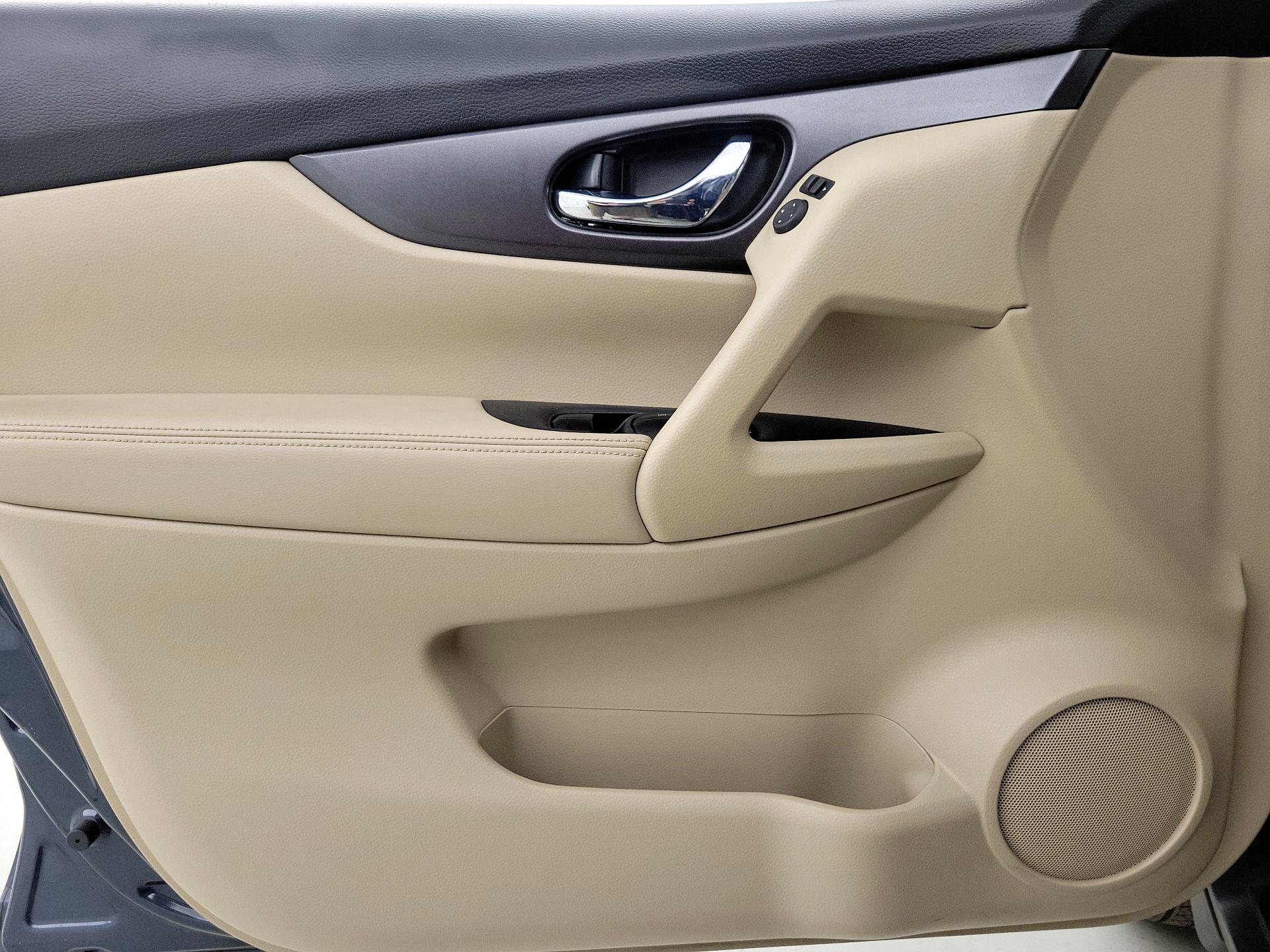 Thumbnail: 2016 Nissan Rogue - 12