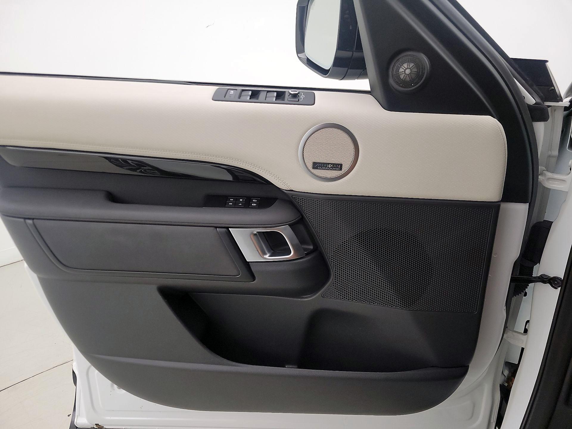 Thumbnail: 2022 Land Rover Discovery - 12