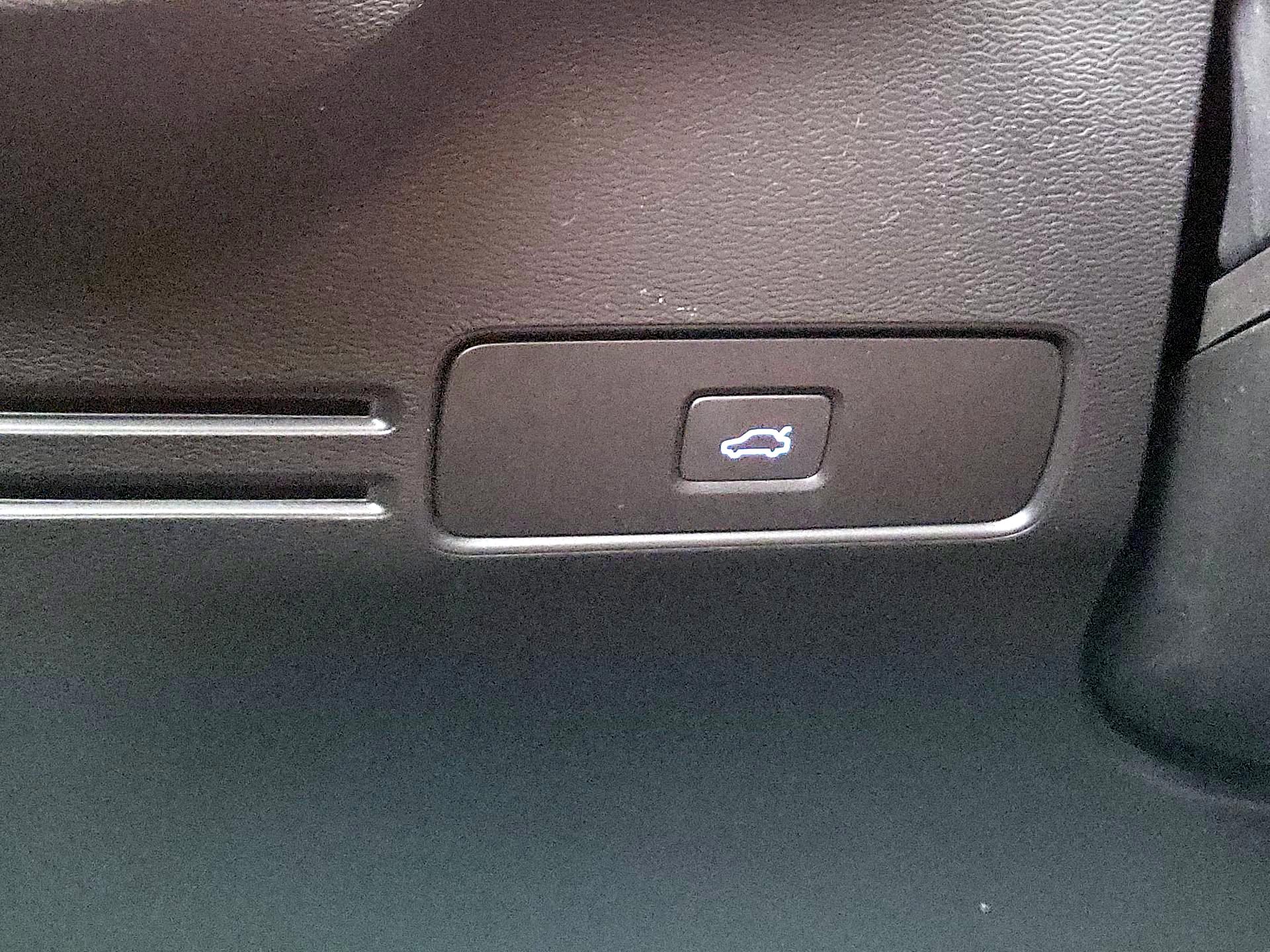 Thumbnail: 2023 Volvo XC40 - 13