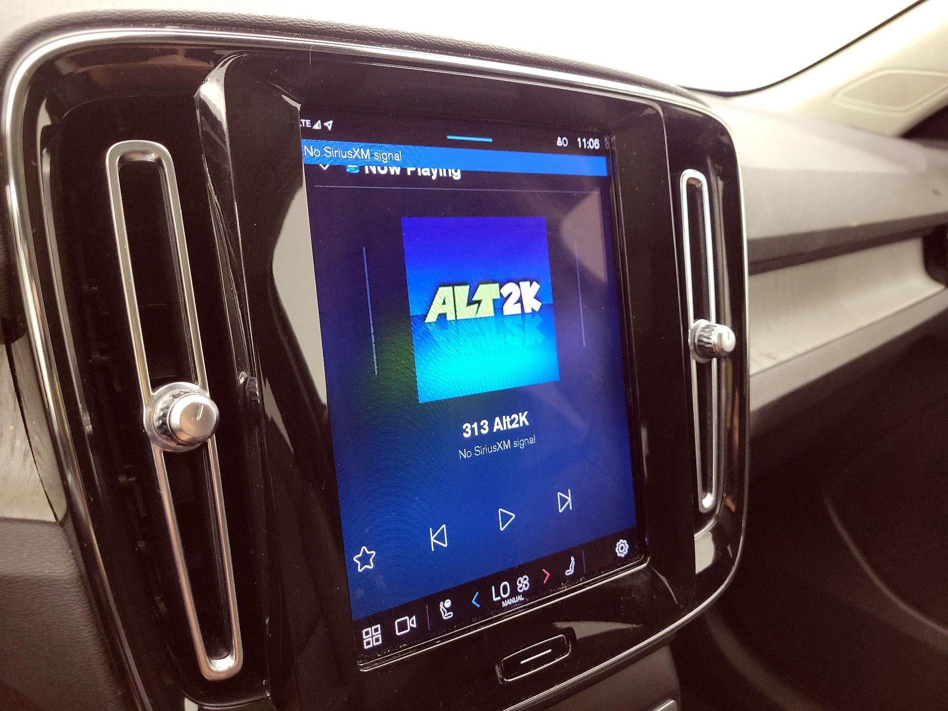 Thumbnail: 2023 Volvo XC40 - 16