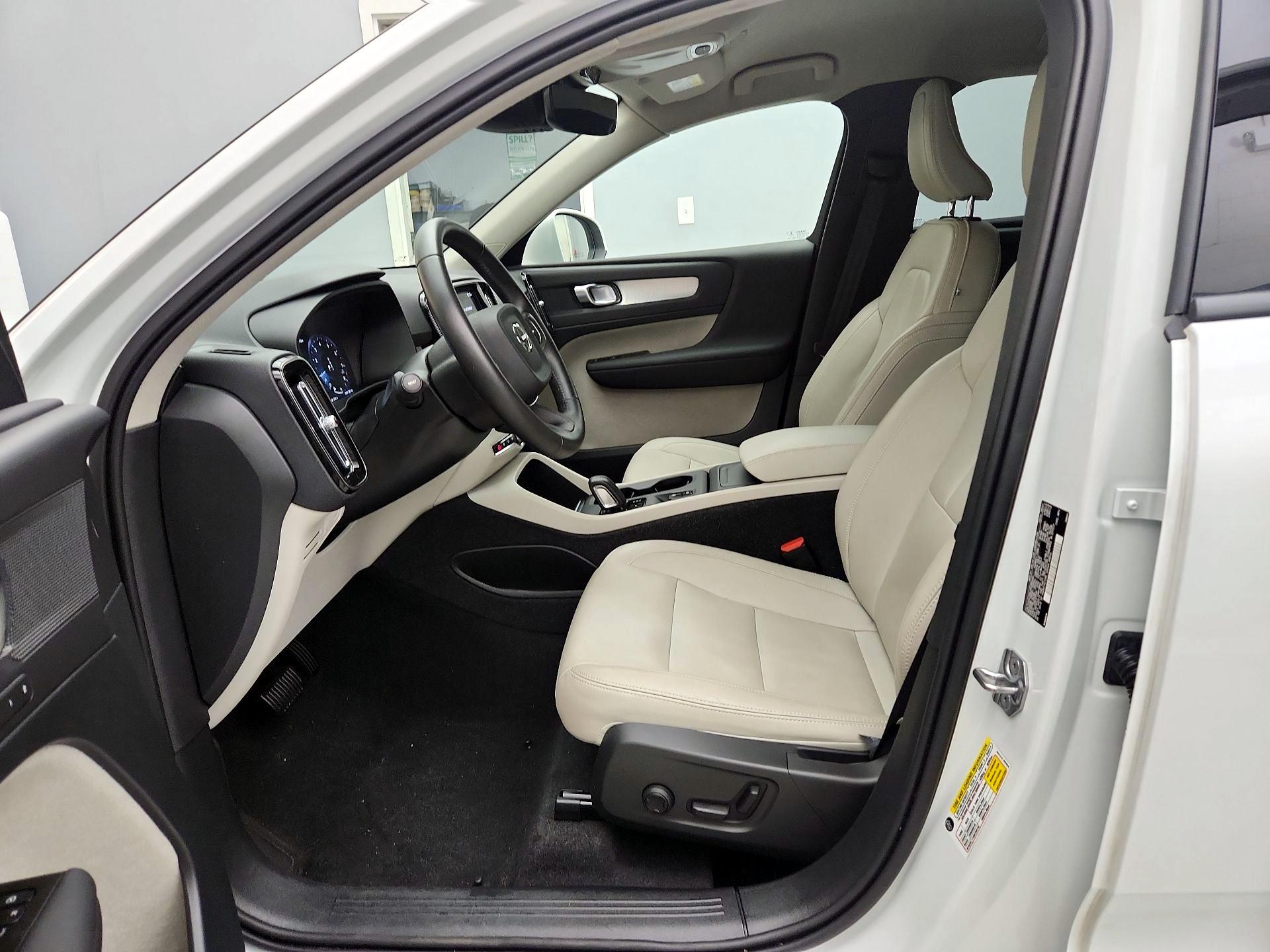 Thumbnail: 2021 Volvo XC40 - 11