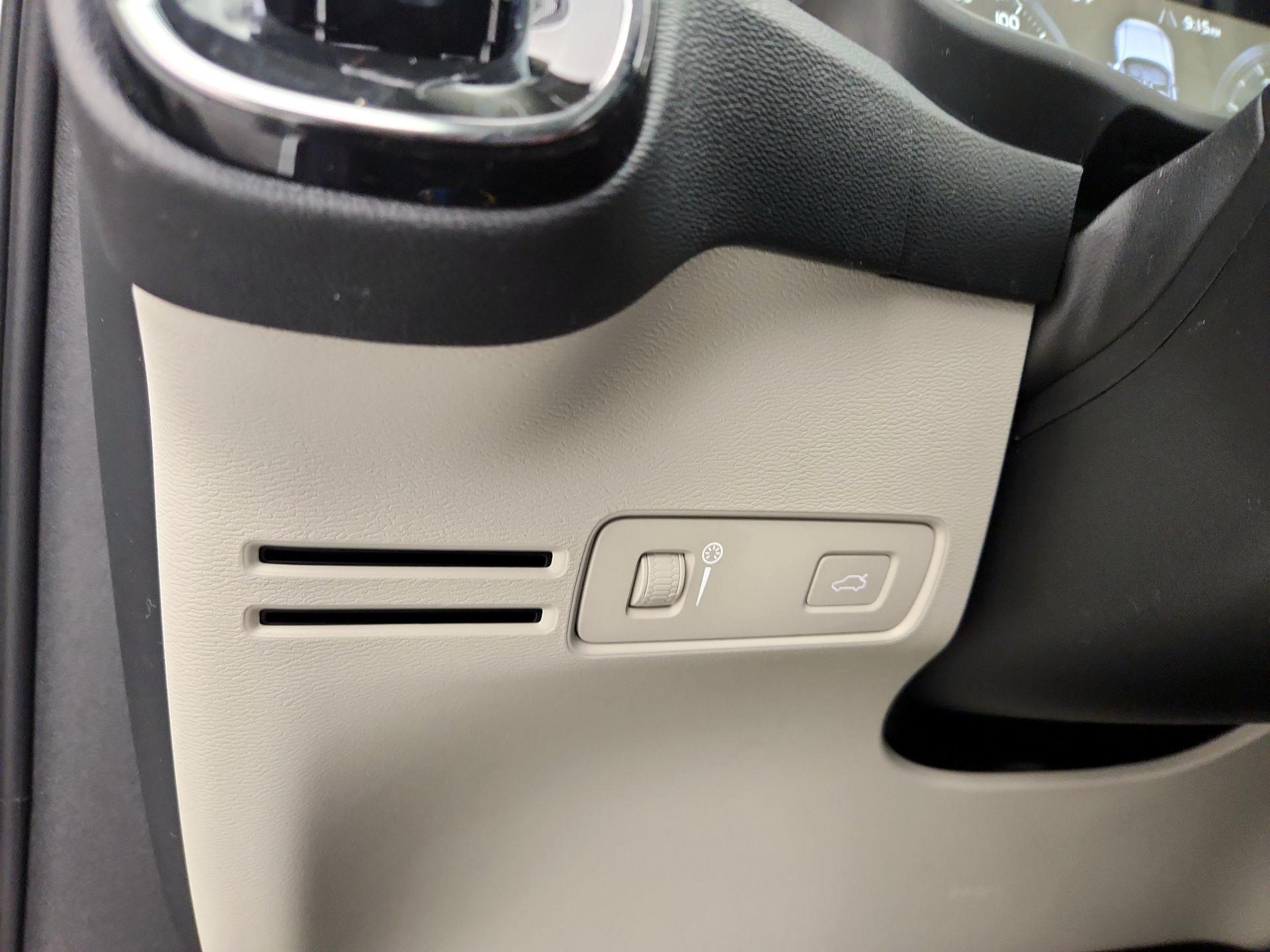 Thumbnail: 2021 Volvo XC40 - 13