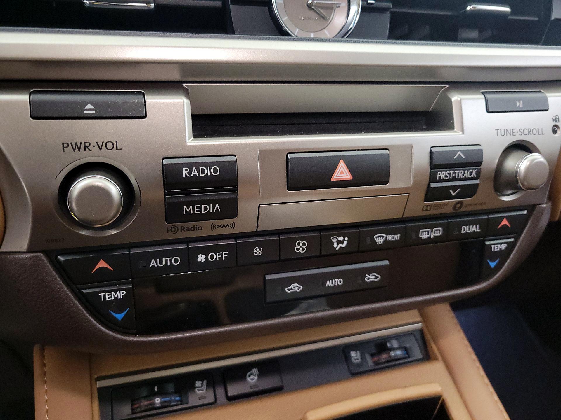 Thumbnail: 2019 Lexus ES - 16