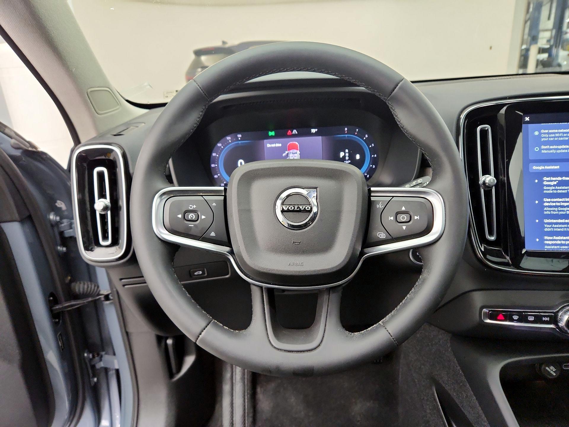 Thumbnail: 2023 Volvo XC40 - 10