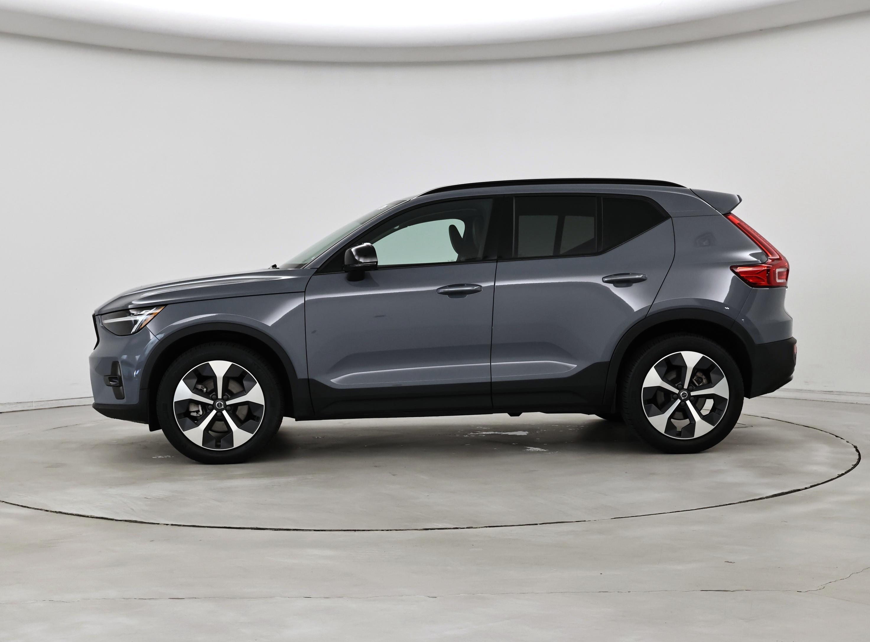 Thumbnail: 2023 Volvo XC40 - 3