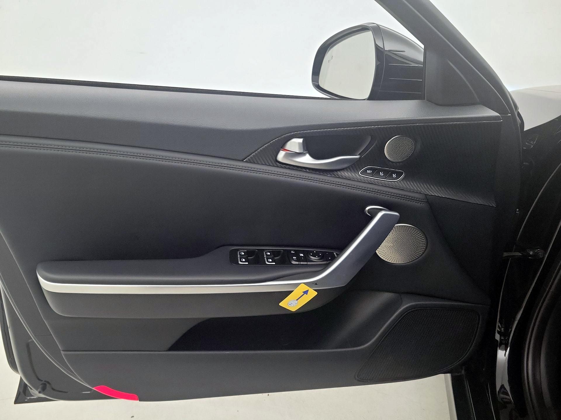 Thumbnail: 2018 Kia Stinger - 12