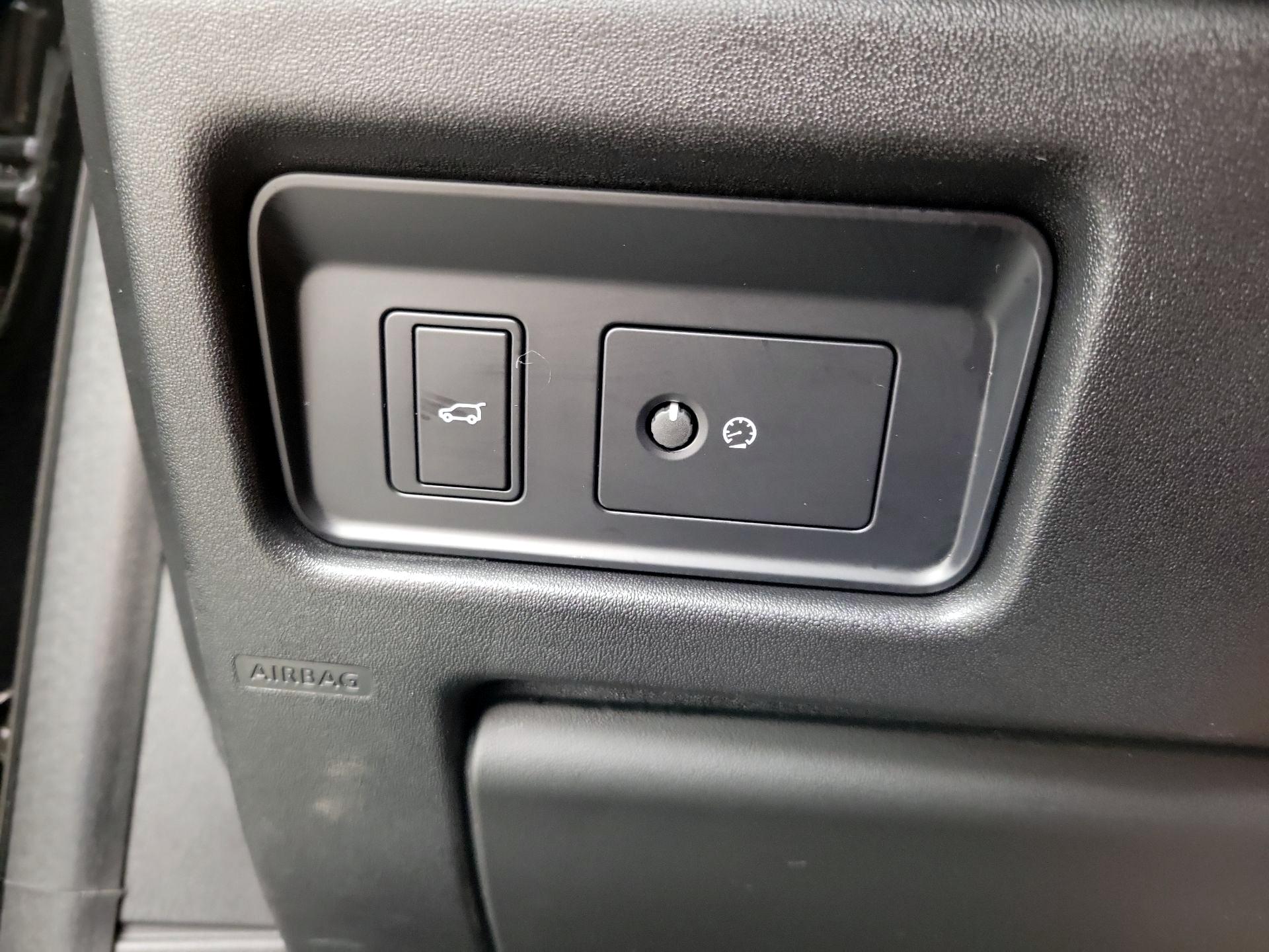 Thumbnail: 2019 Land Rover Discovery Sport - 13
