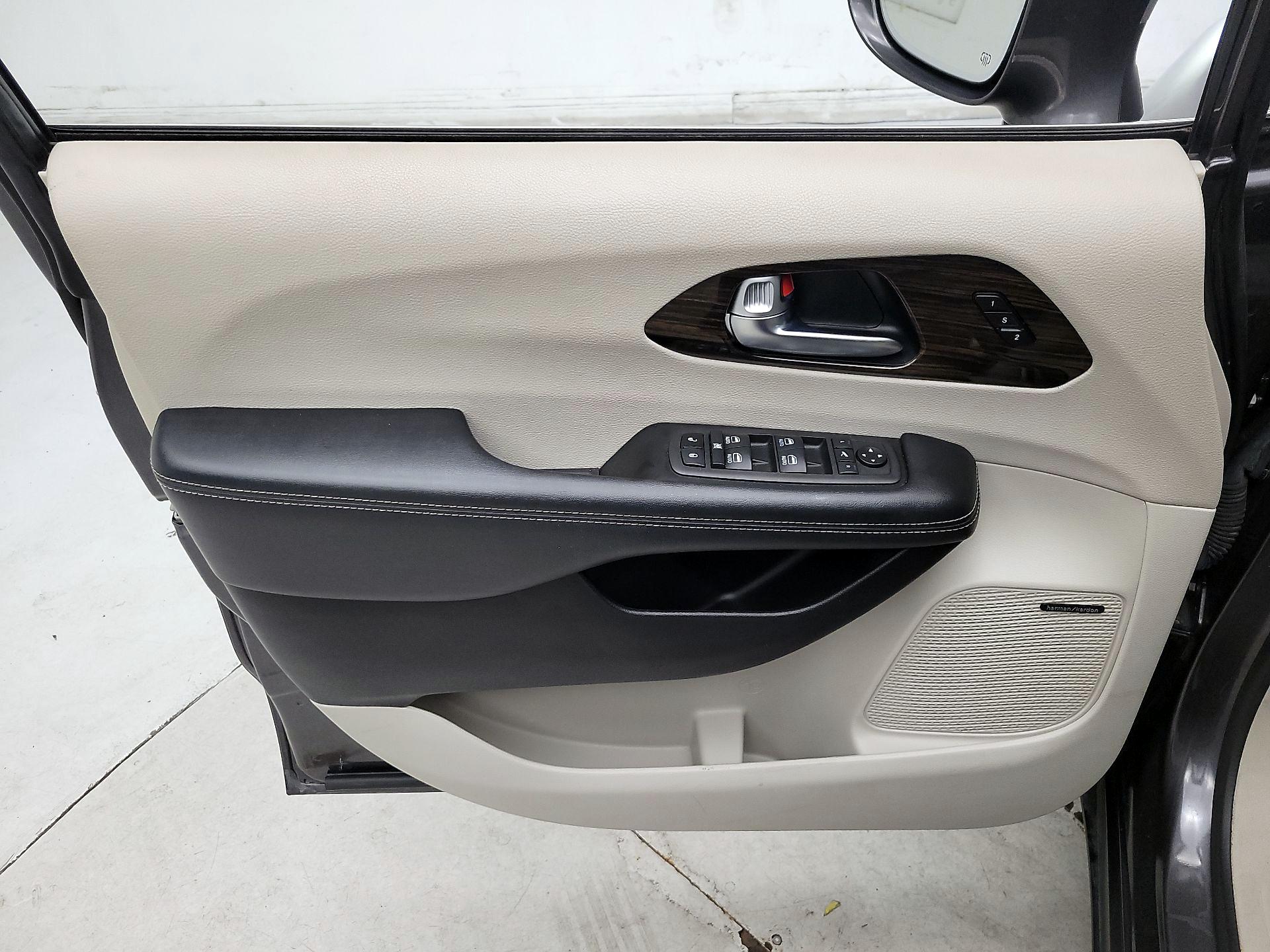 Thumbnail: 2021 Chrysler Pacifica - 12