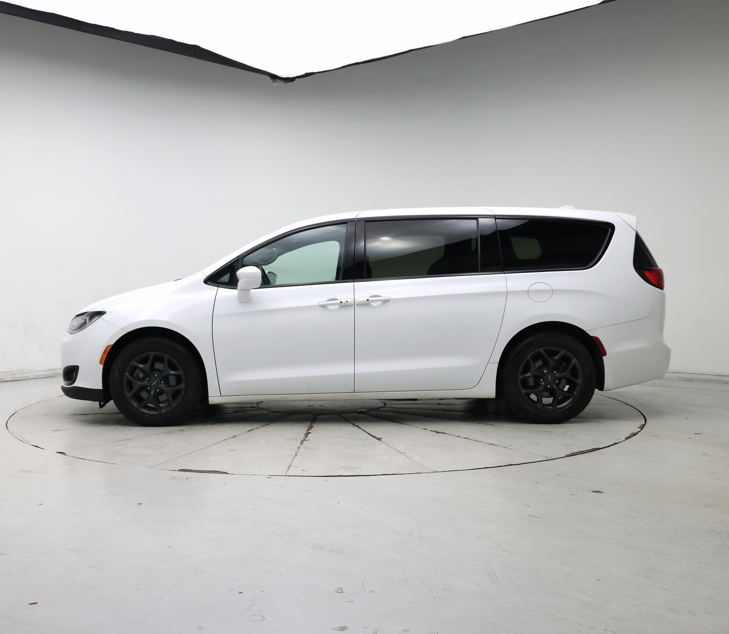 Thumbnail: 2020 Chrysler Pacifica - 3