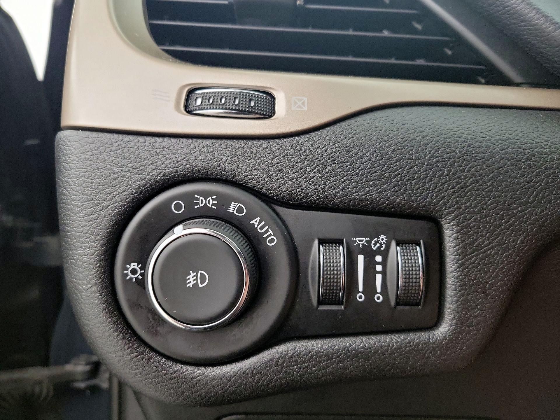 Thumbnail: 2016 Jeep Cherokee - 13