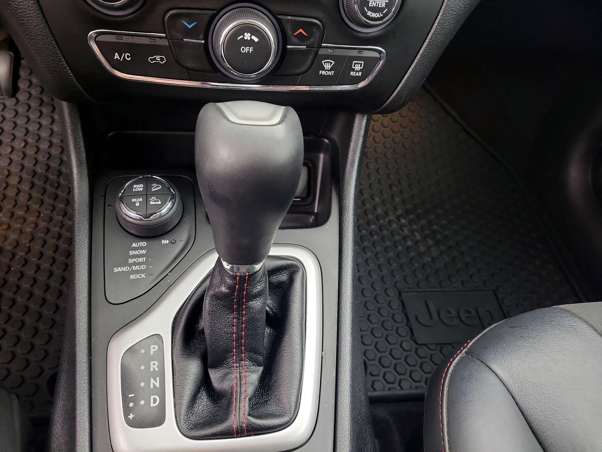Thumbnail: 2016 Jeep Cherokee - 17