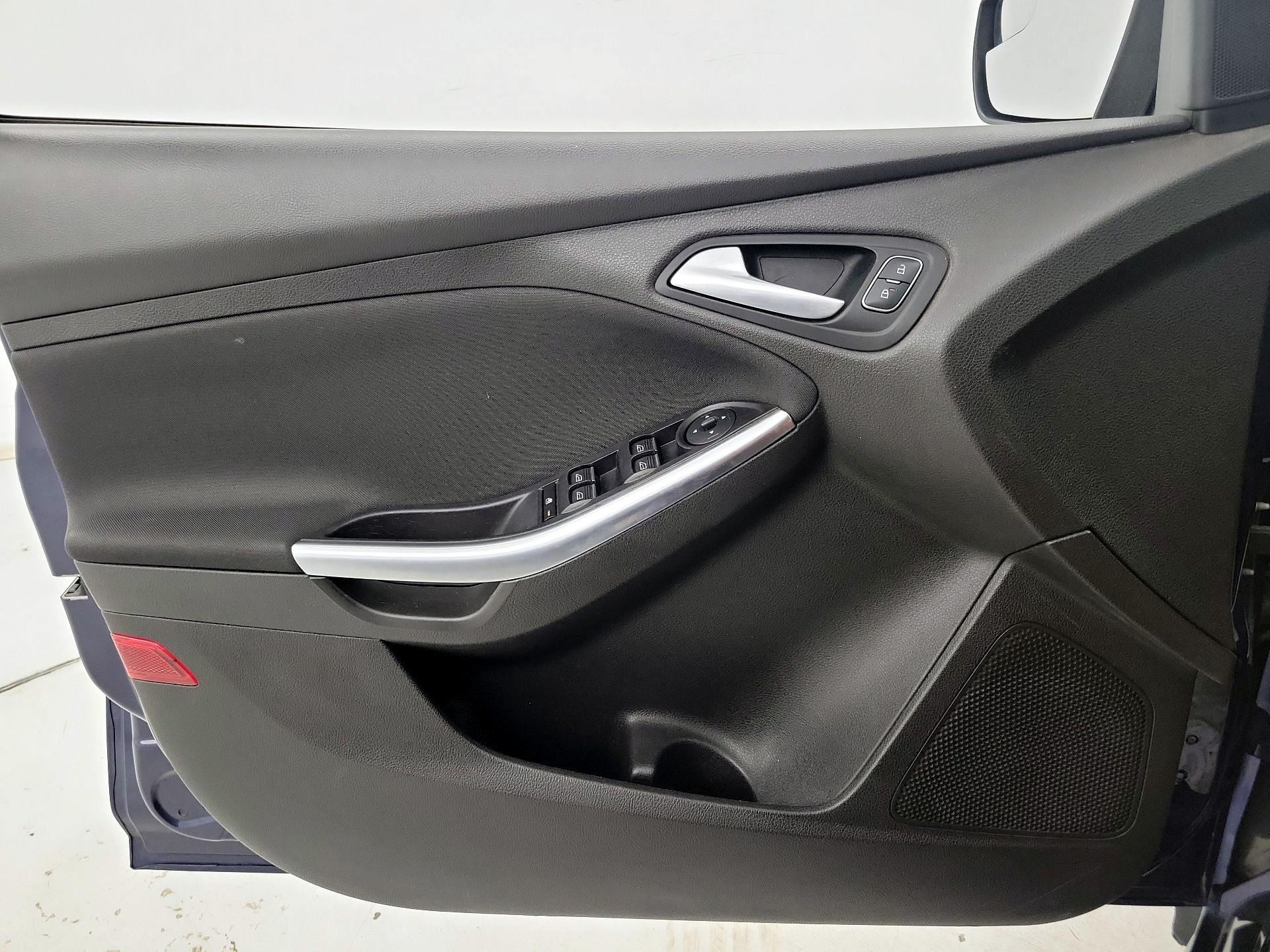 Thumbnail: 2016 Ford Focus - 12