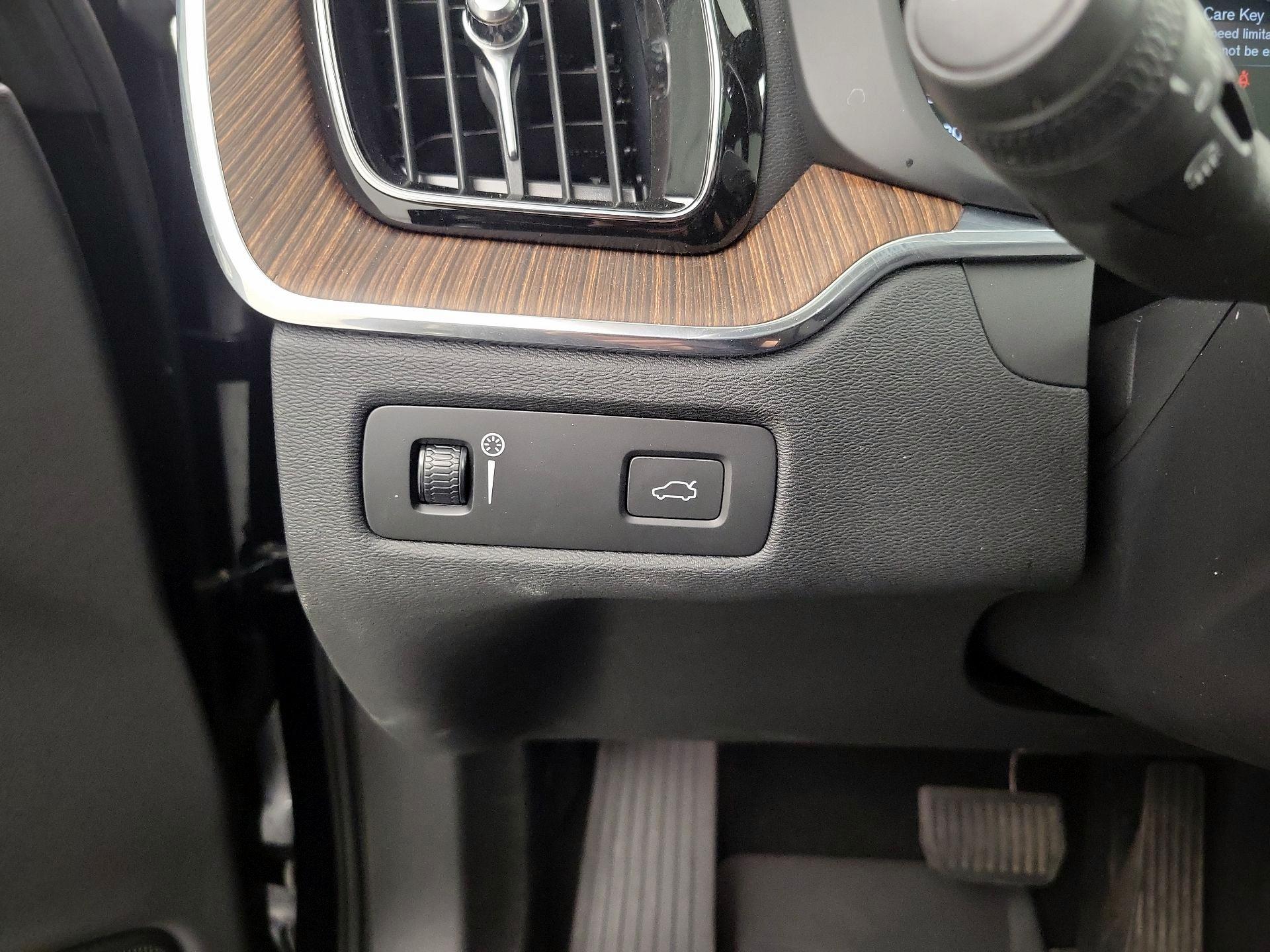Thumbnail: 2021 Volvo XC60 - 11