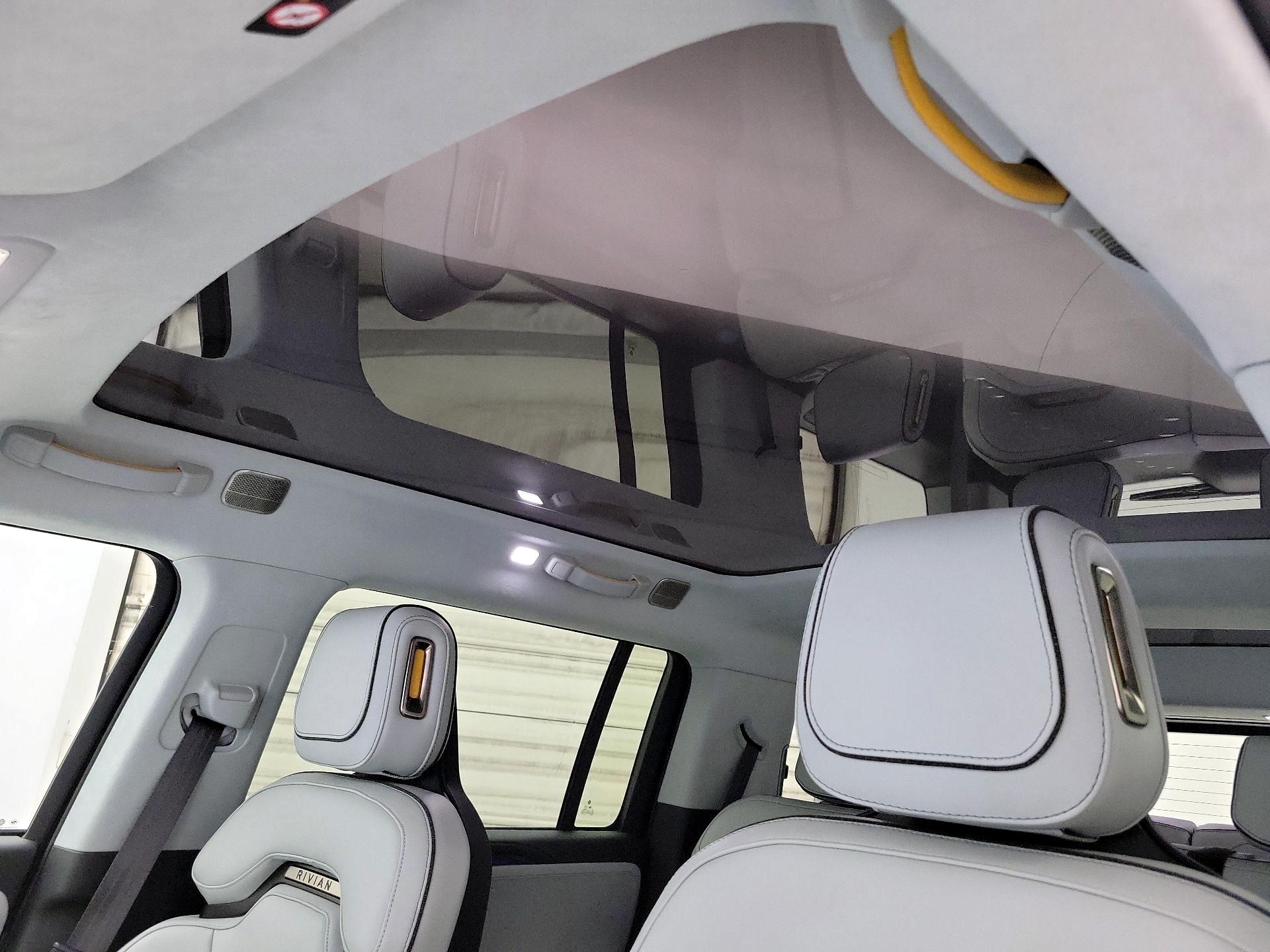 Thumbnail: 2024 Rivian R1S - 19