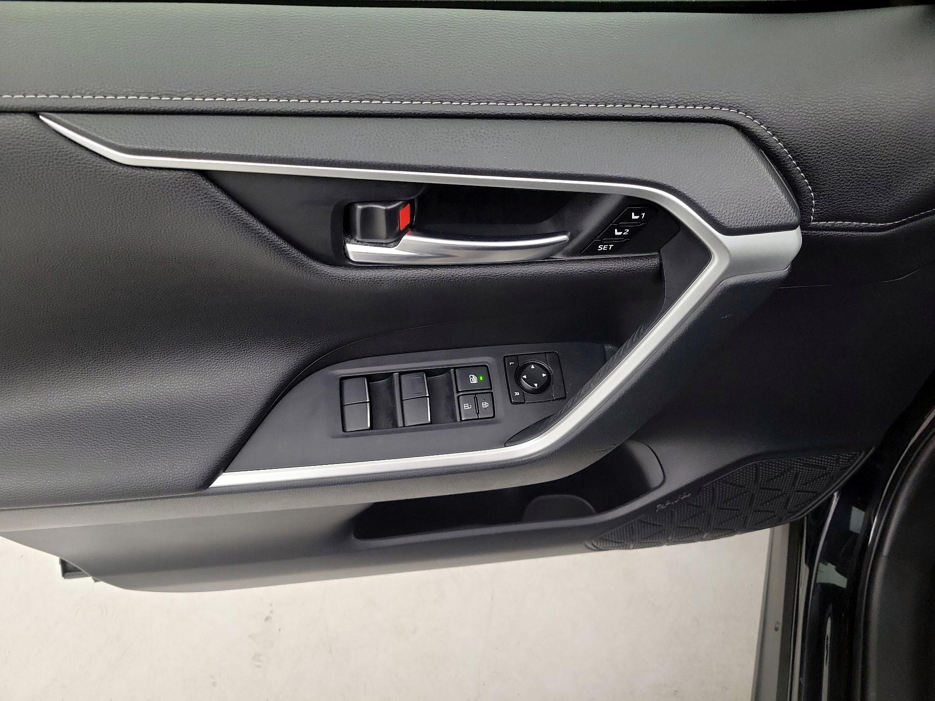 Thumbnail: 2019 Toyota RAV4 - 10