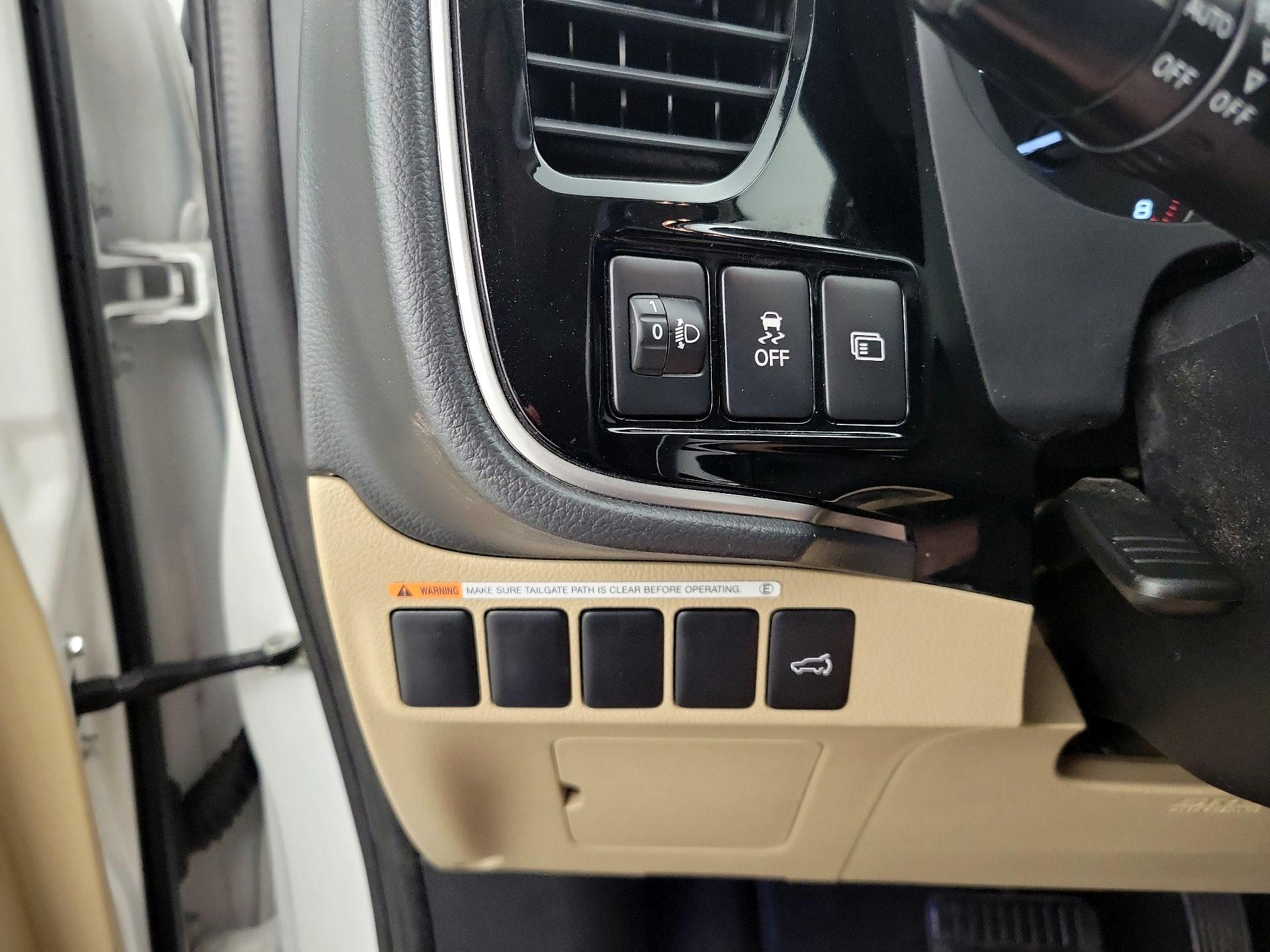 Thumbnail: 2017 Mitsubishi Outlander - 13