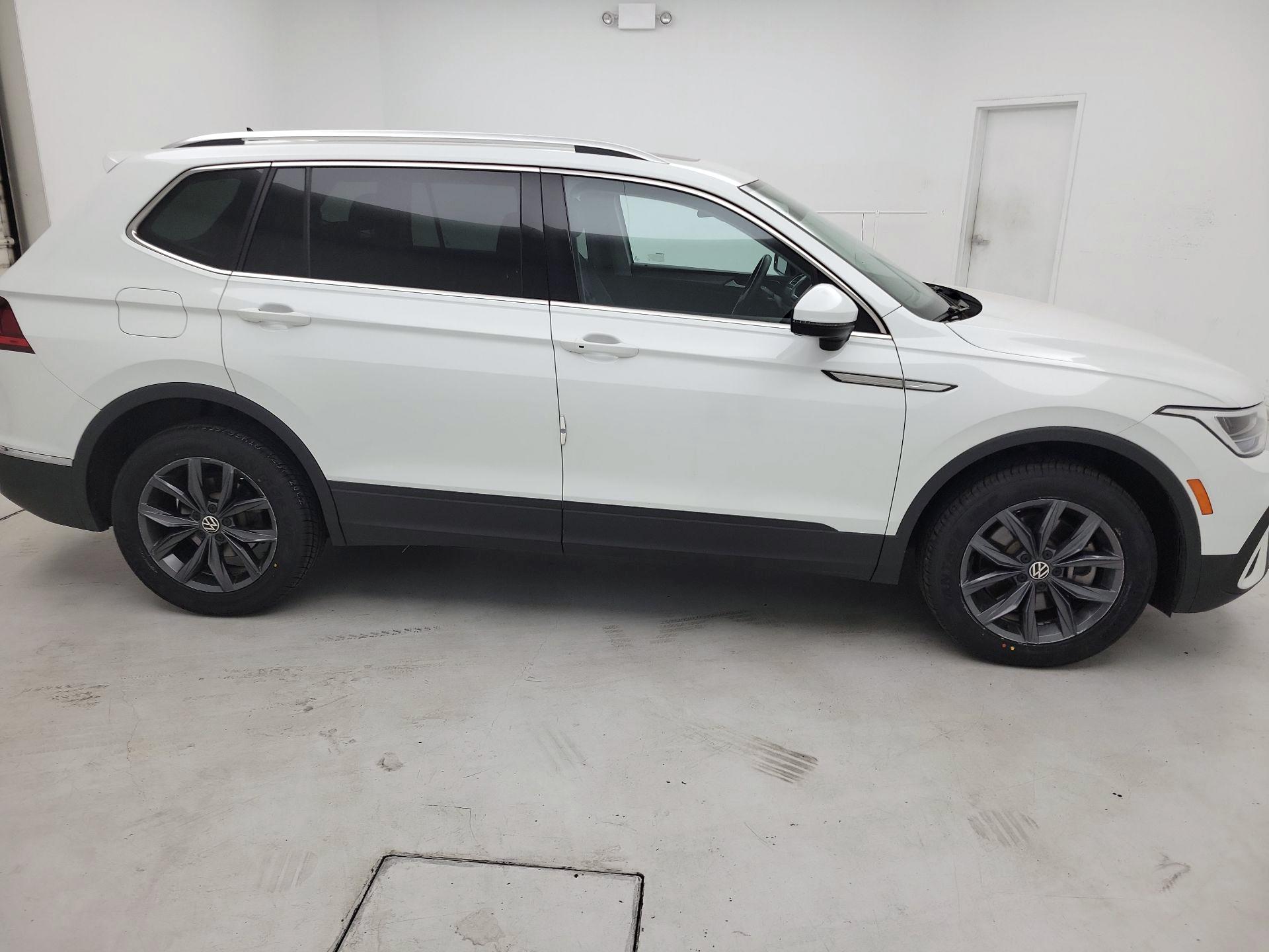 Thumbnail: 2022 Volkswagen Tiguan - 4