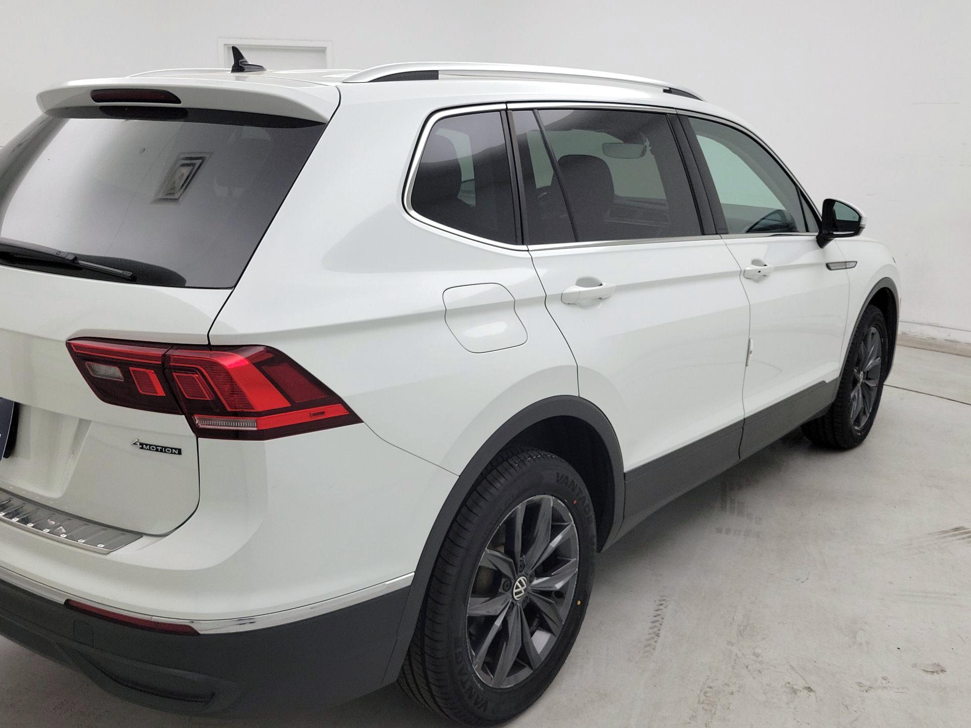 Thumbnail: 2022 Volkswagen Tiguan - 5