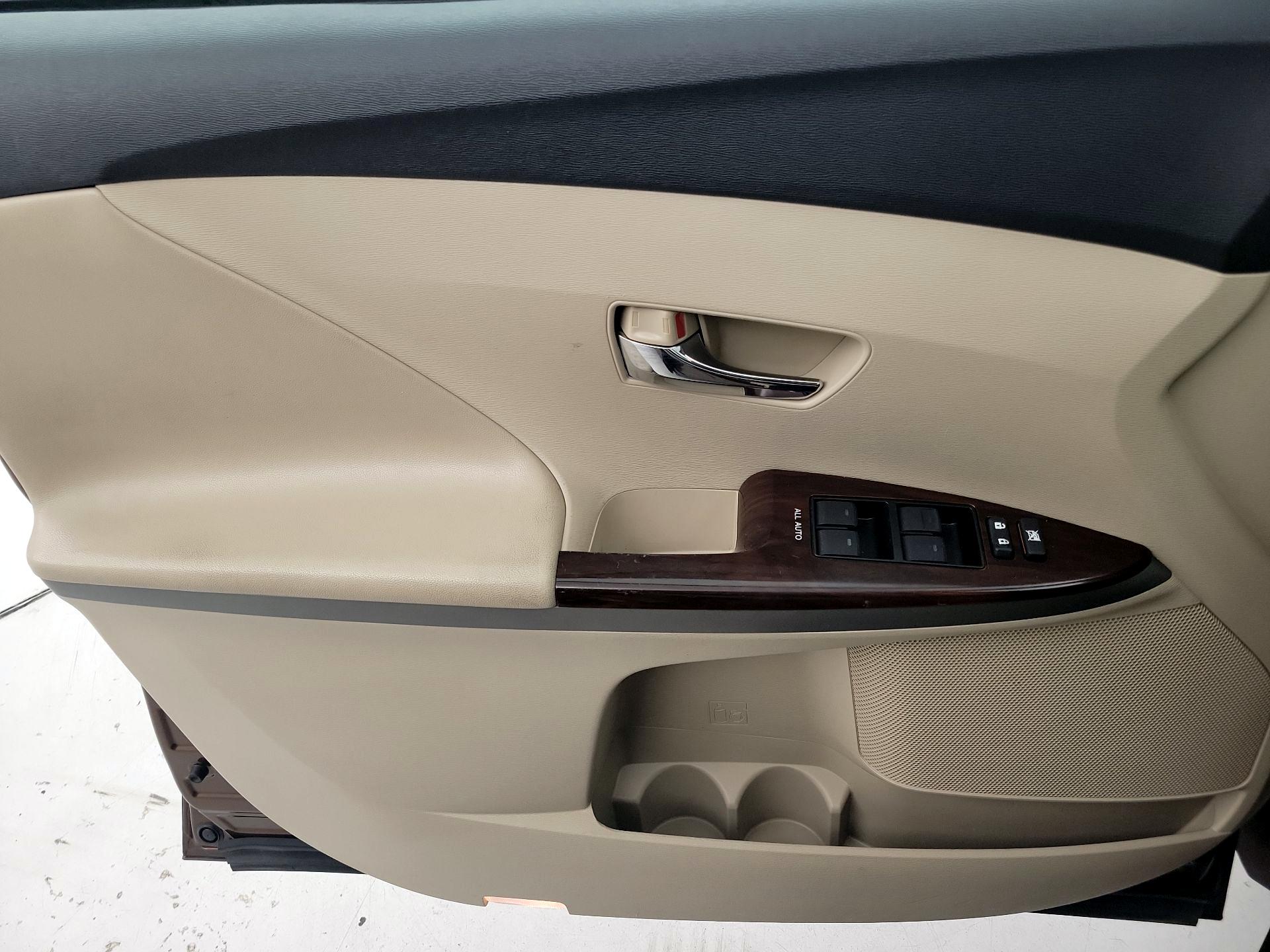 Thumbnail: 2014 Toyota Venza - 12