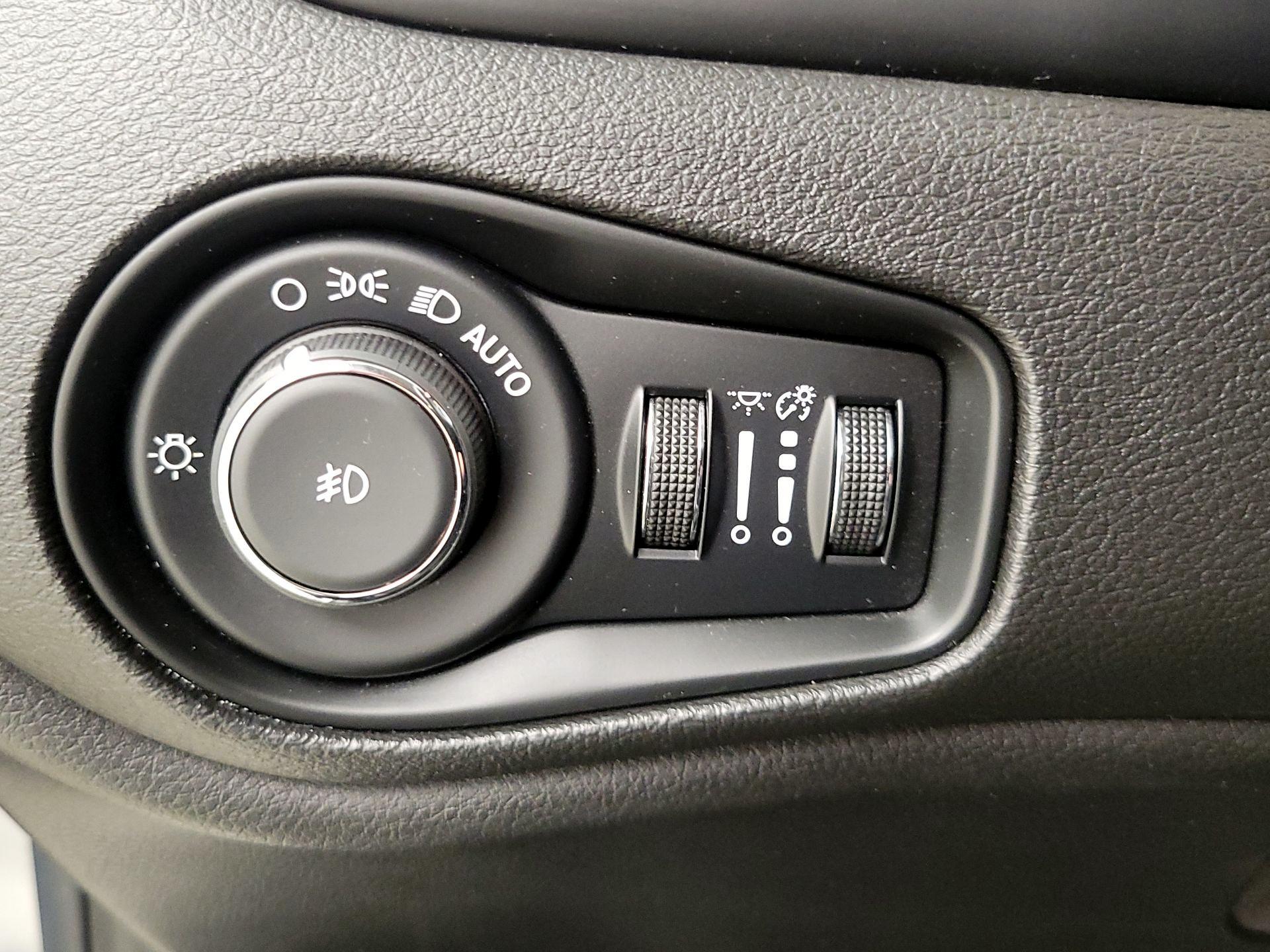 Thumbnail: 2016 Jeep Renegade - 13