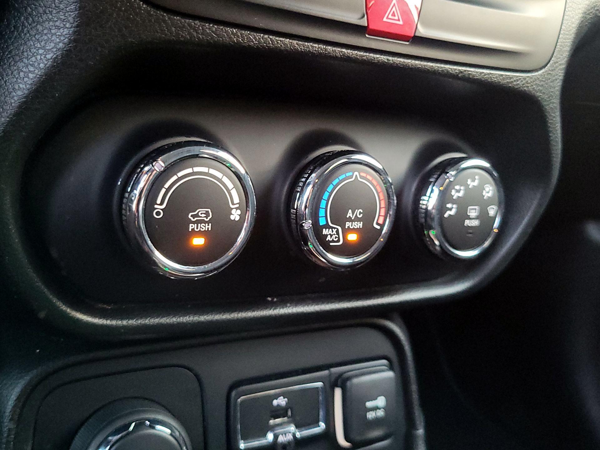 Thumbnail: 2016 Jeep Renegade - 16