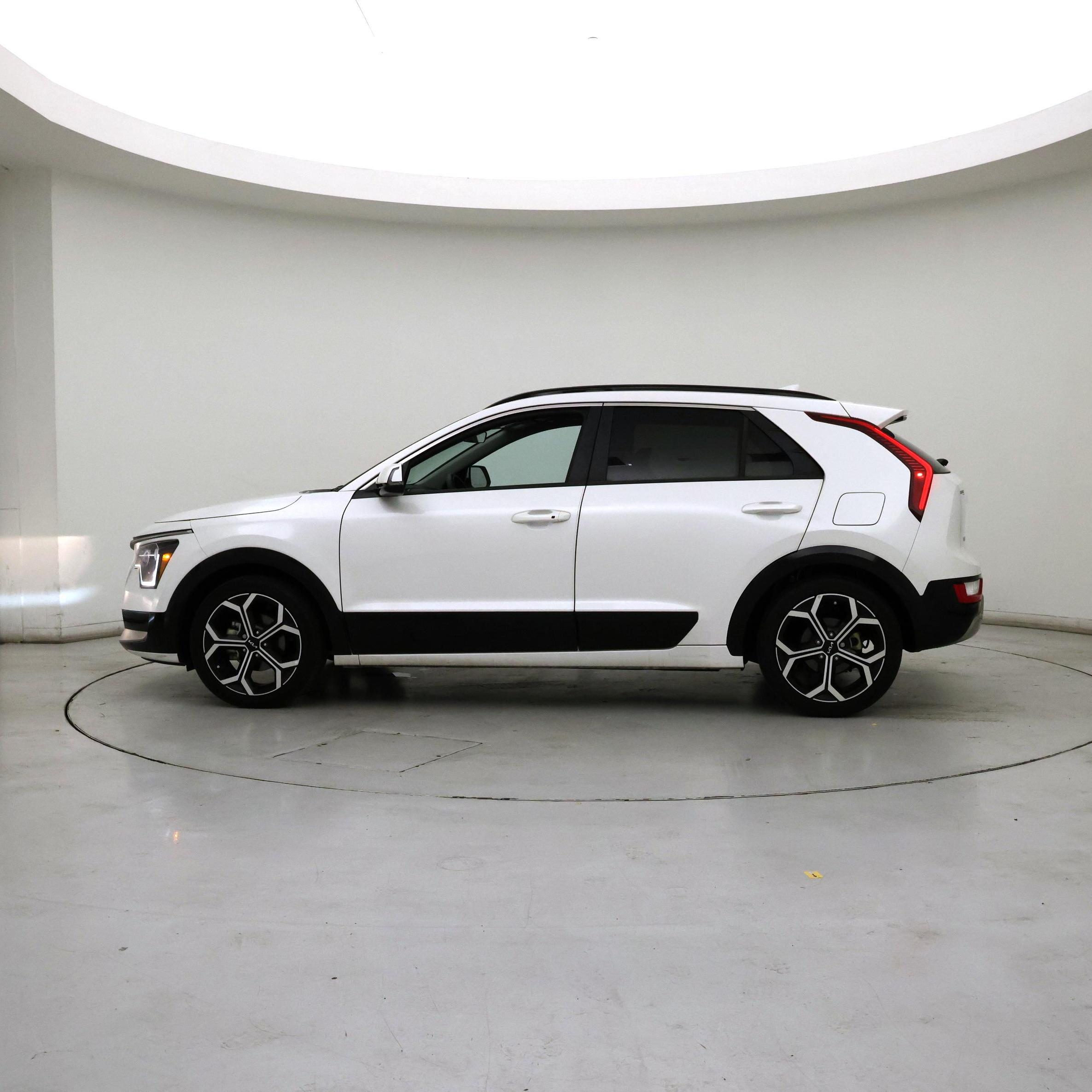 Thumbnail: 2023 Kia Niro - 3