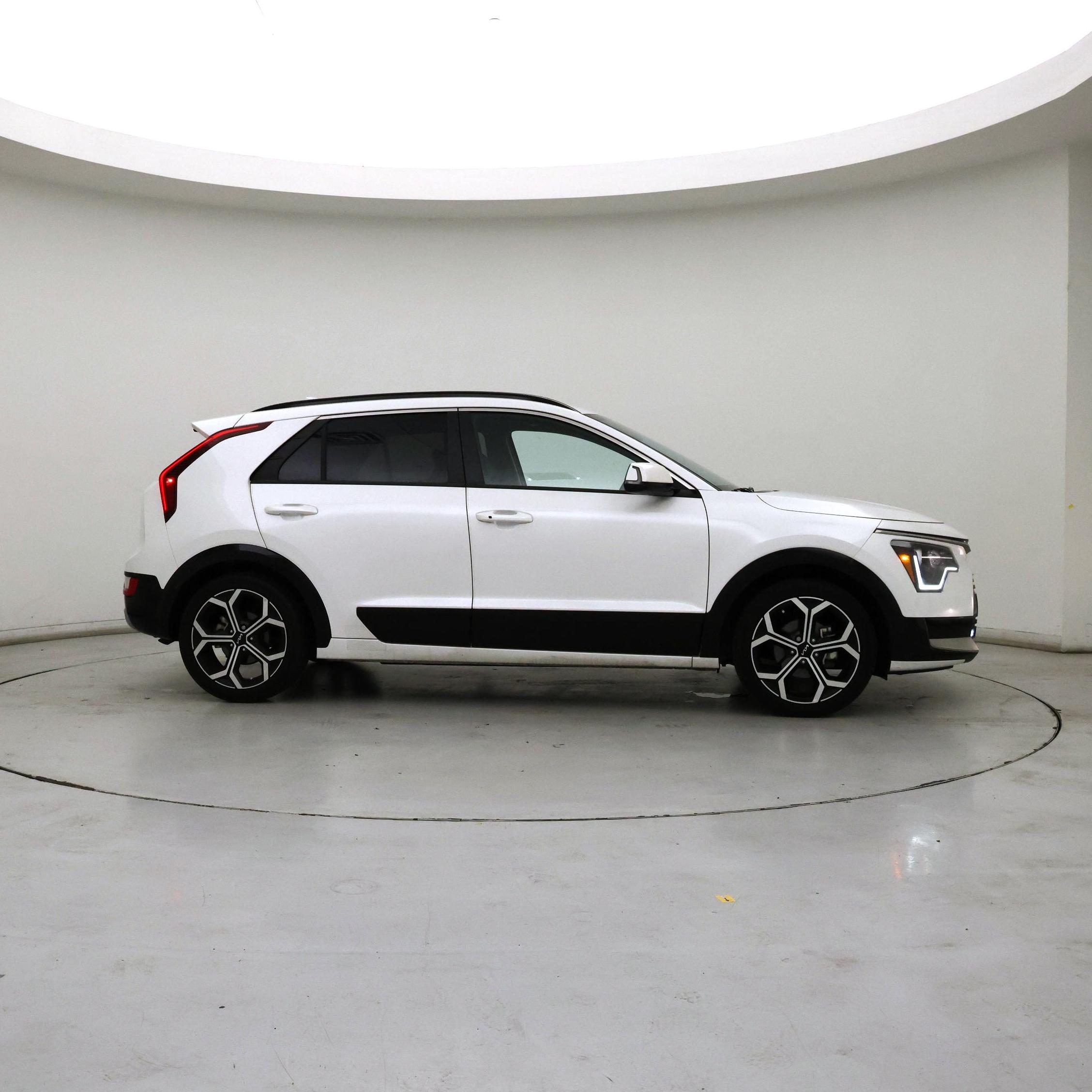Thumbnail: 2023 Kia Niro - 7