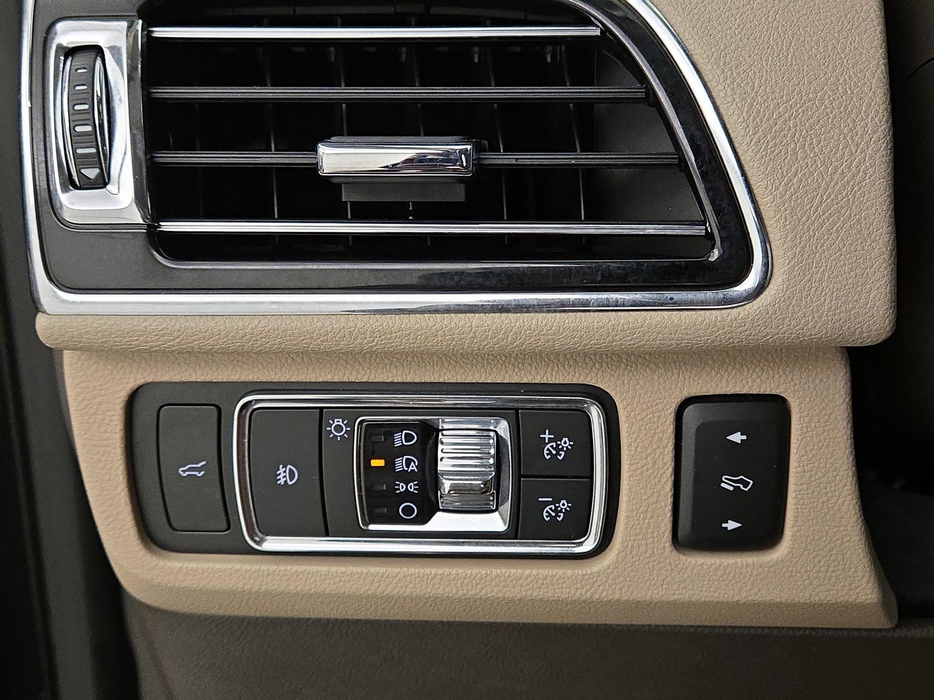 Thumbnail: 2022 Lincoln Navigator - 13