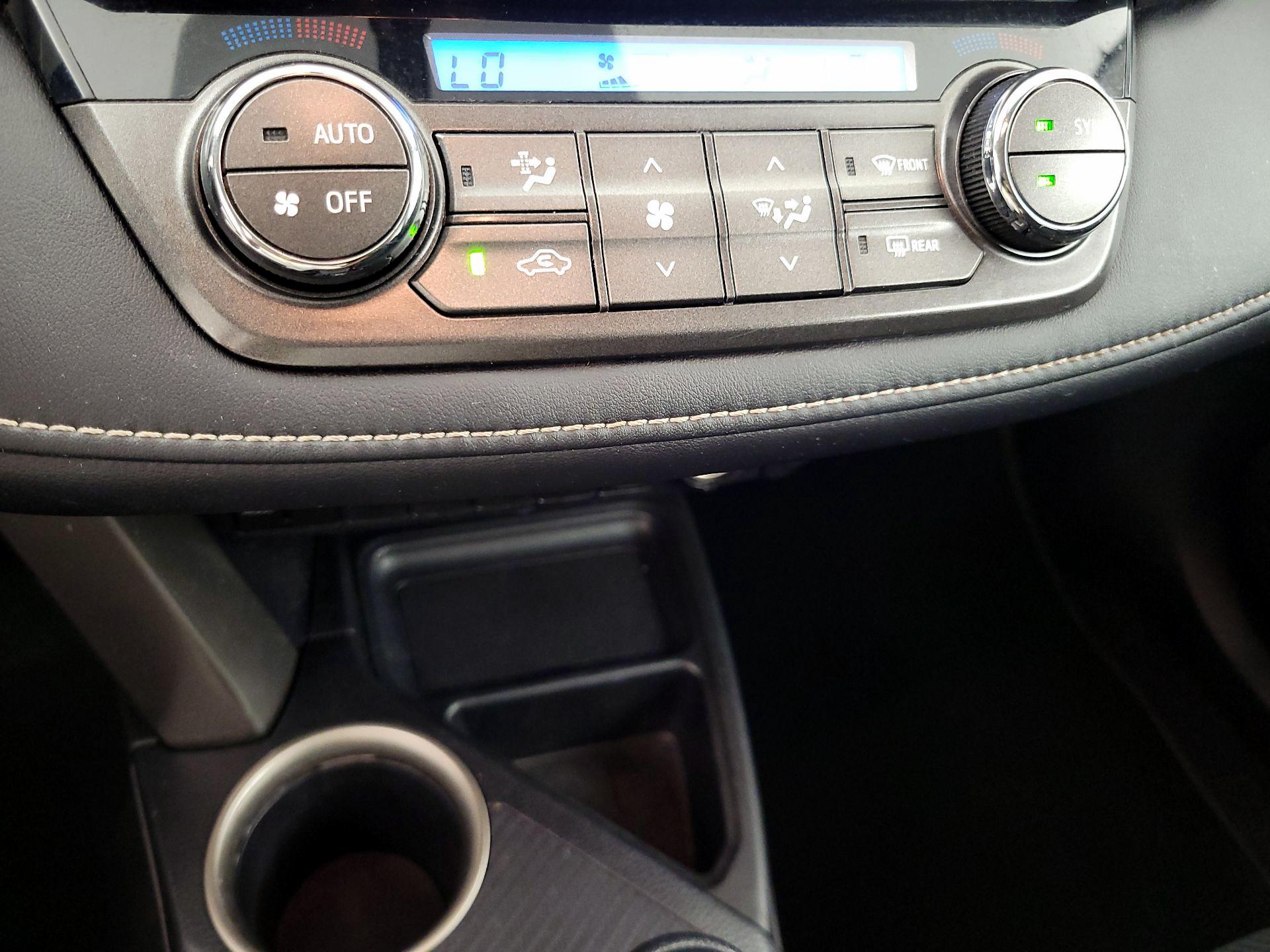 Thumbnail: 2015 Toyota RAV4 - 16