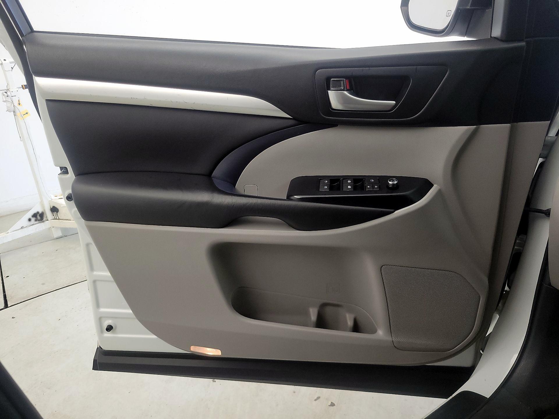 Thumbnail: 2019 Toyota Highlander - 12