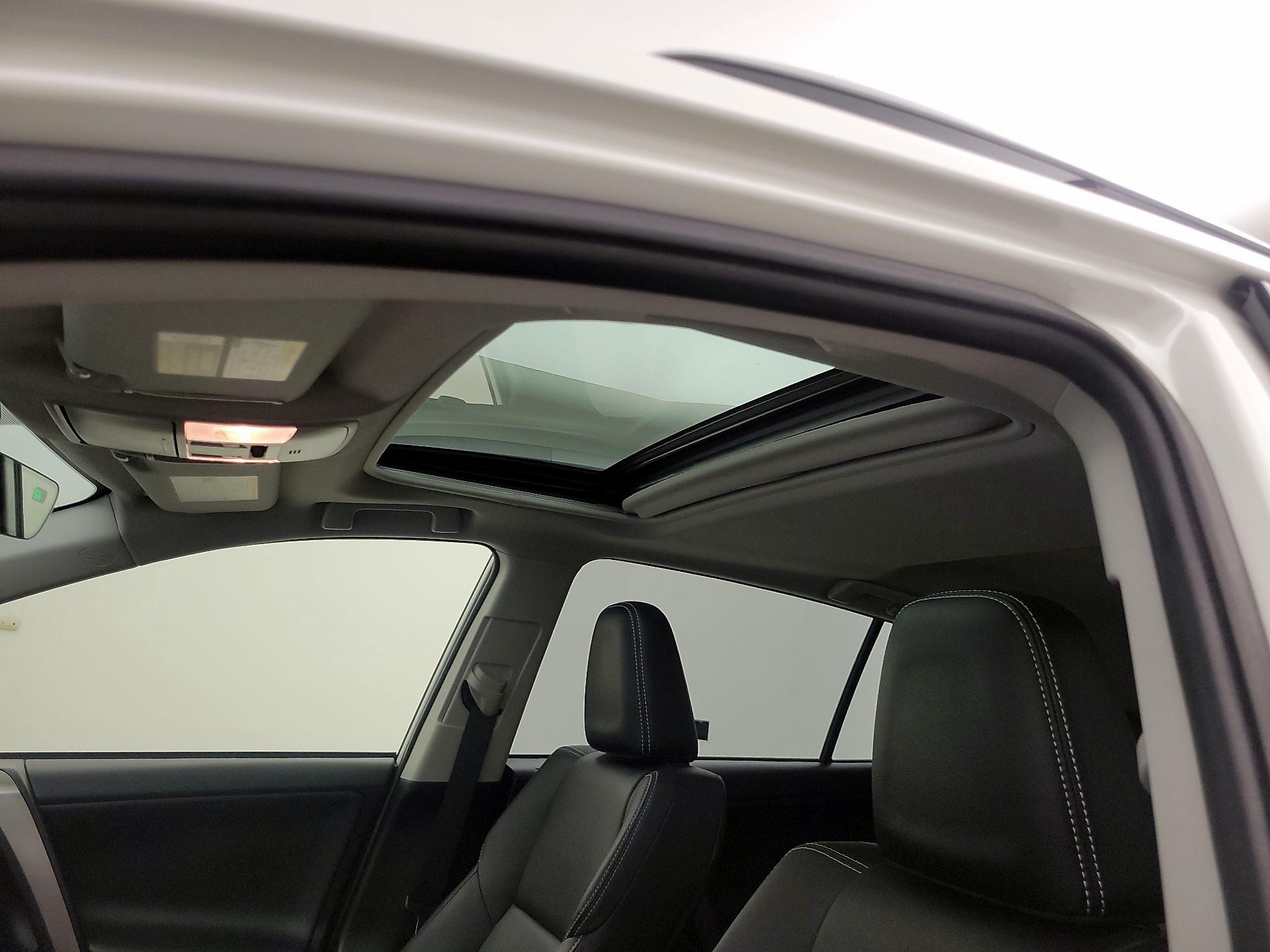 Thumbnail: 2018 Toyota RAV4 - 20