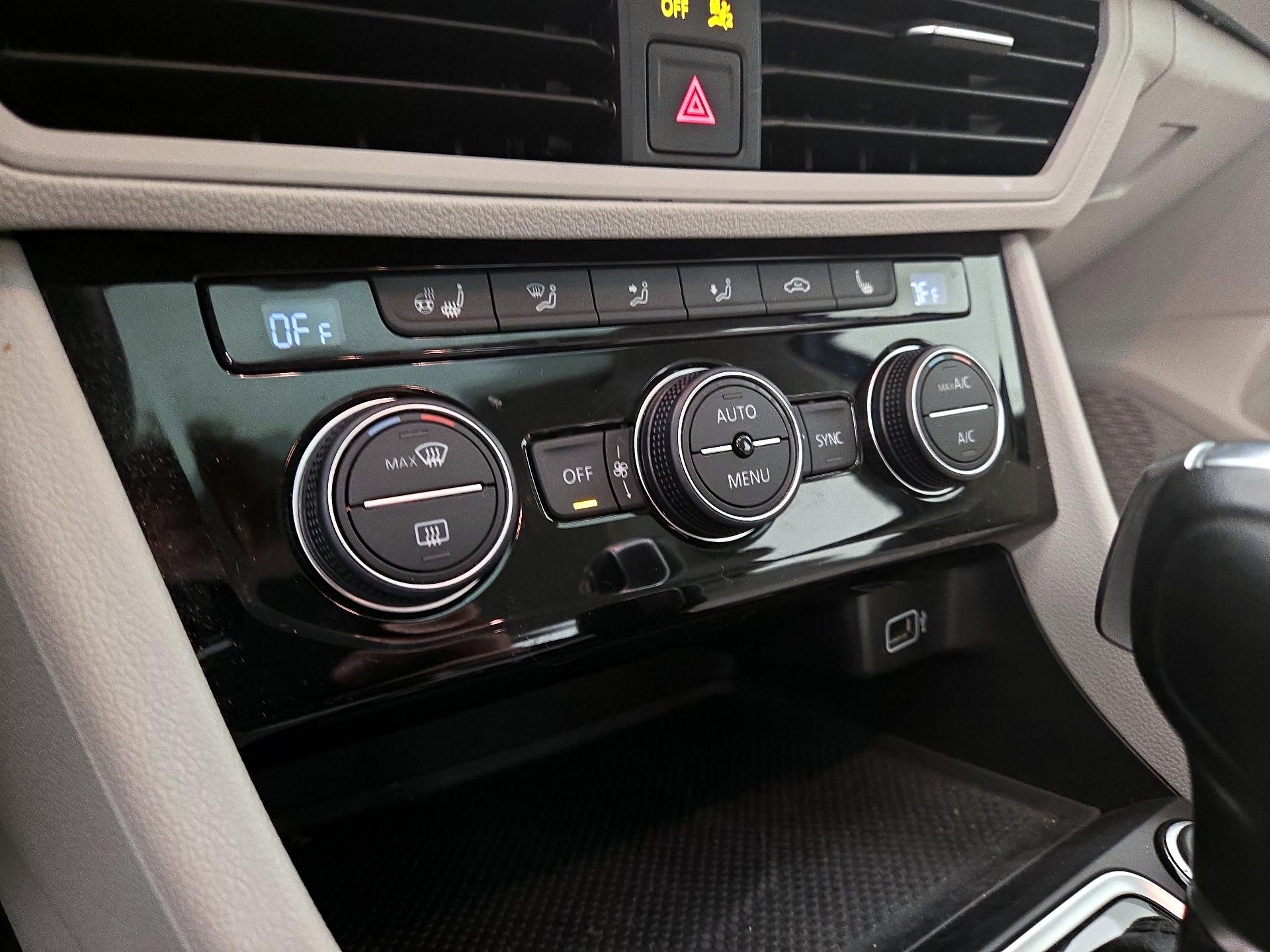 Thumbnail: 2019 Volkswagen Jetta - 16