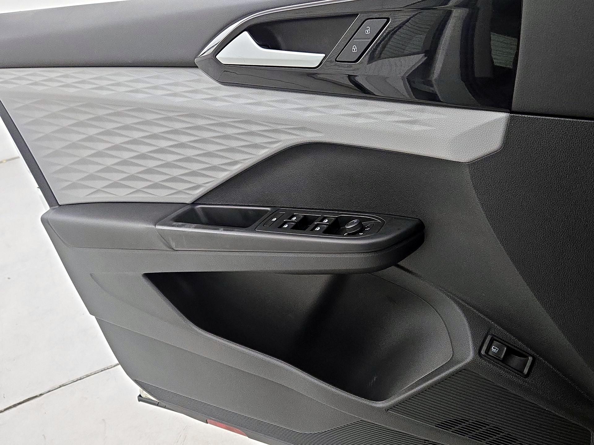 Thumbnail: 2022 Volkswagen Taos - 12