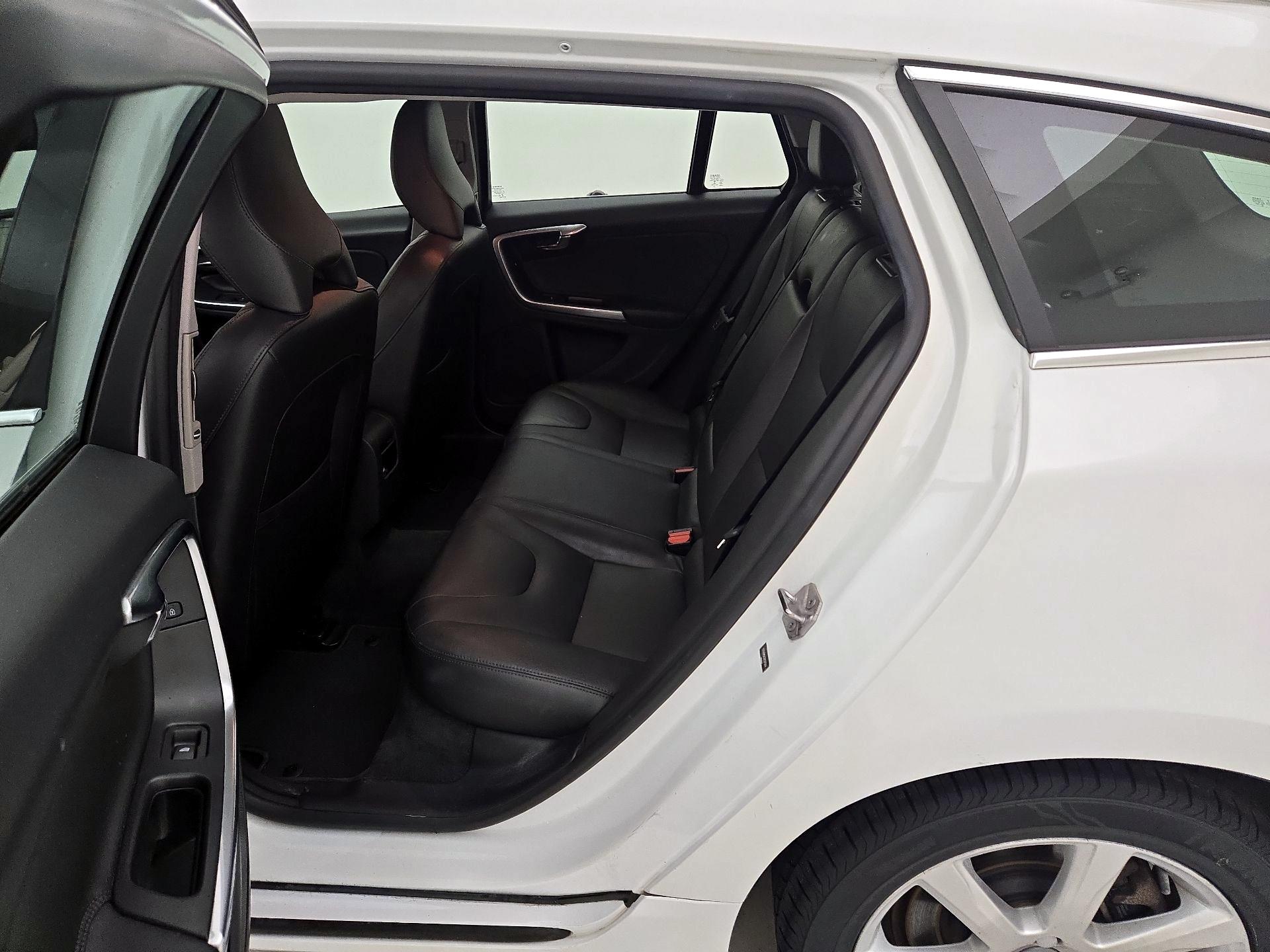 Thumbnail: 2017 Volvo V60 - 19