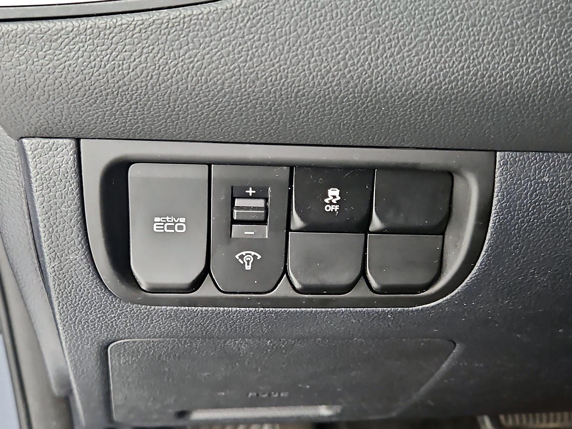 Thumbnail: 2016 Kia Rio - 13