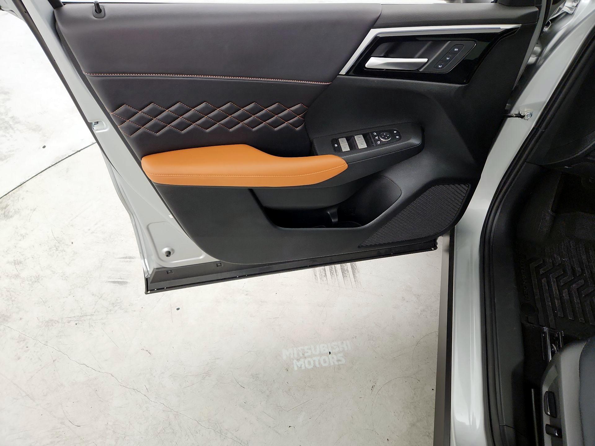 Thumbnail: 2024 Mitsubishi Outlander - 12