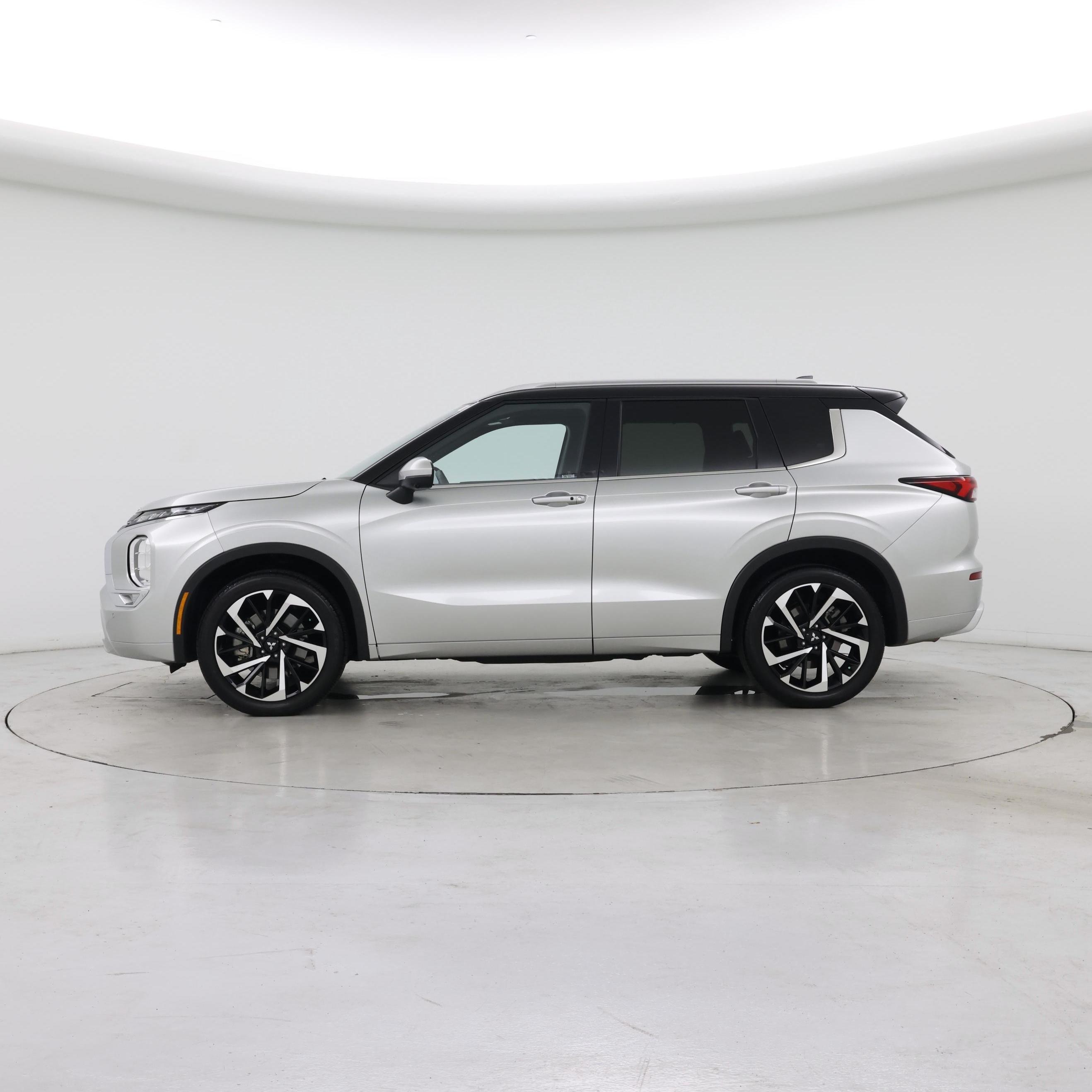 Thumbnail: 2024 Mitsubishi Outlander - 3