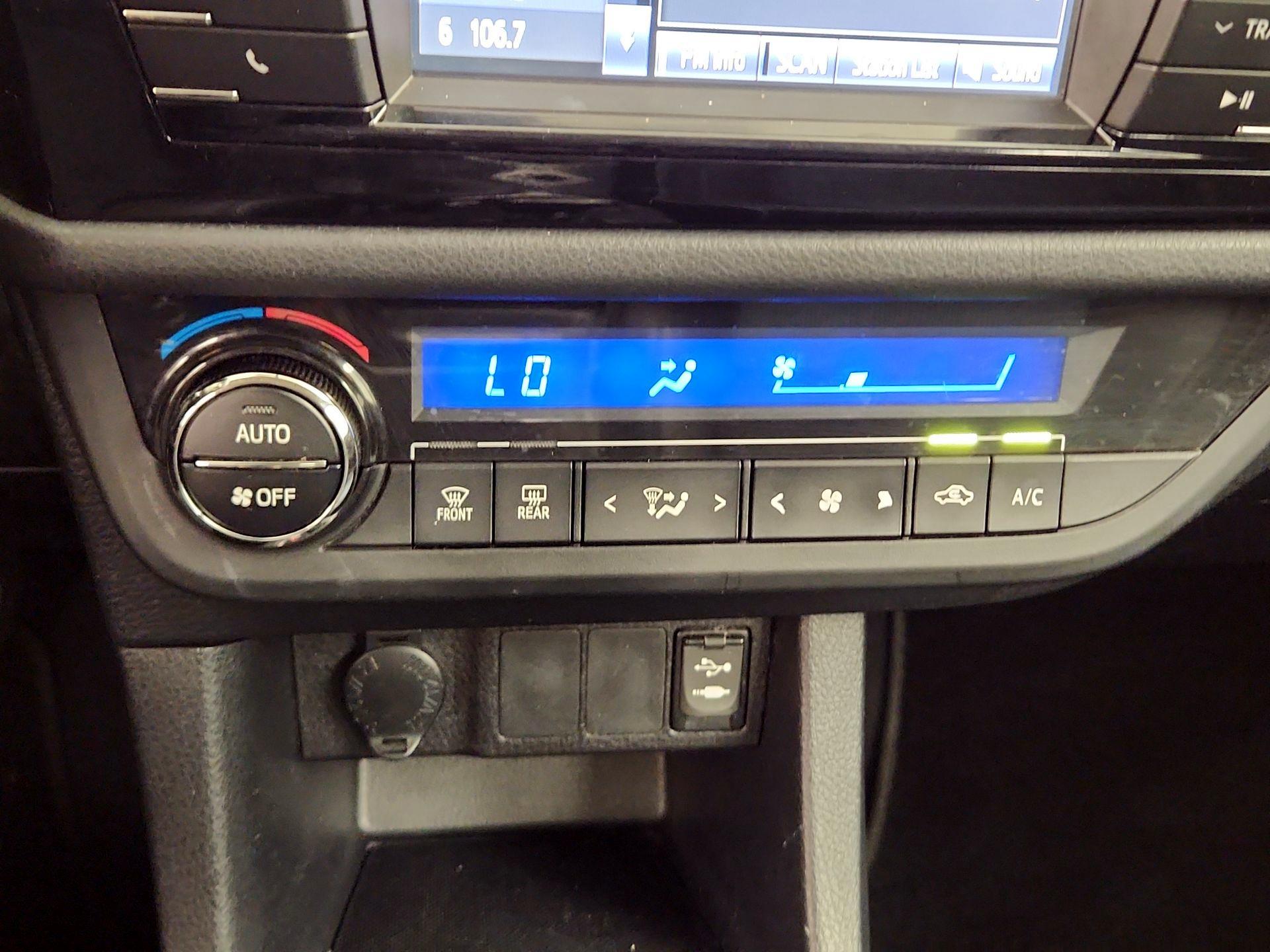 Thumbnail: 2015 Toyota Corolla - 16