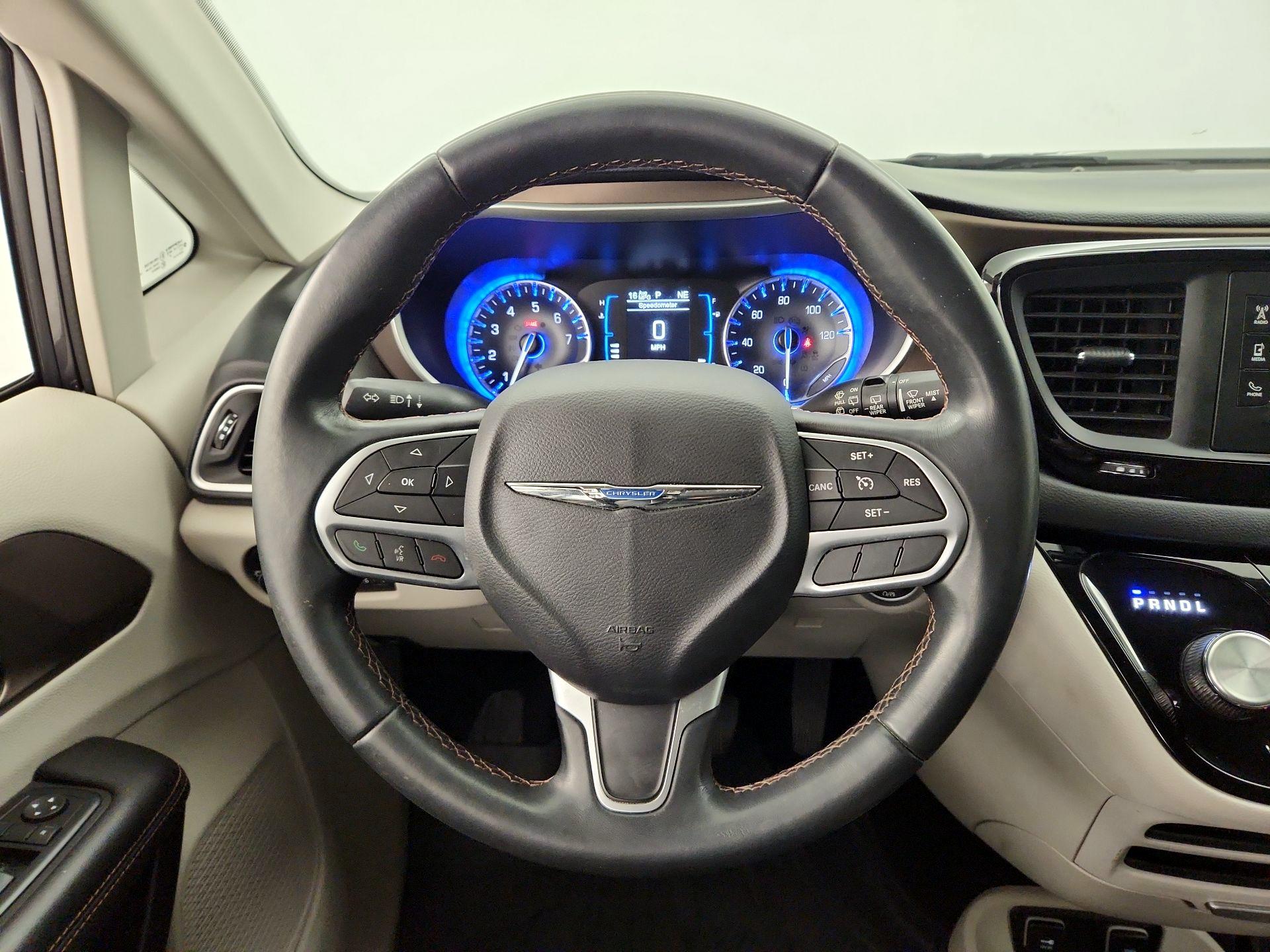 Thumbnail: 2017 Chrysler Pacifica - 10