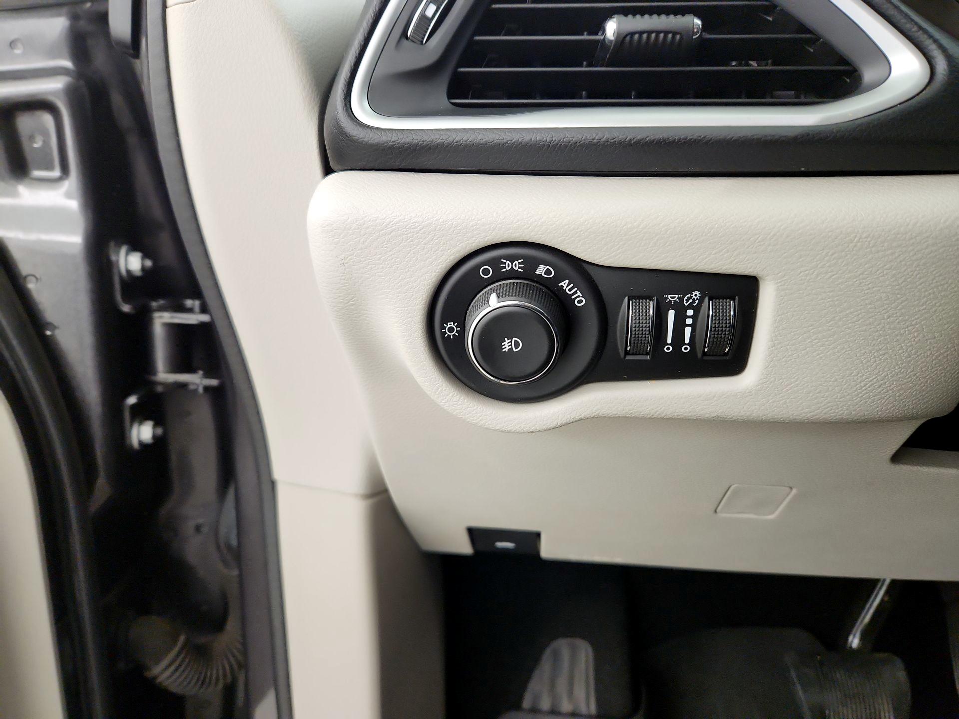 Thumbnail: 2017 Chrysler Pacifica - 13