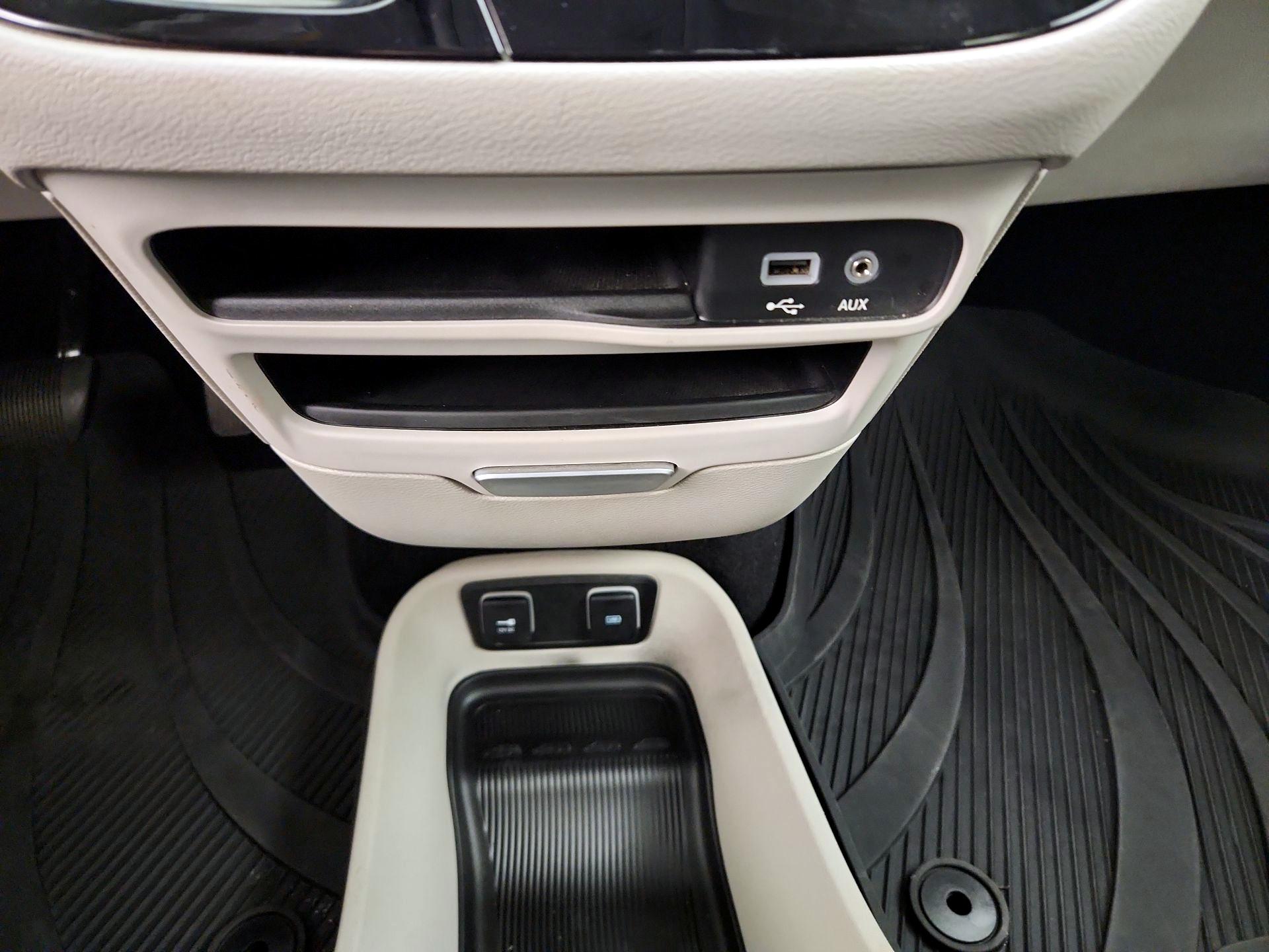 Thumbnail: 2017 Chrysler Pacifica - 18