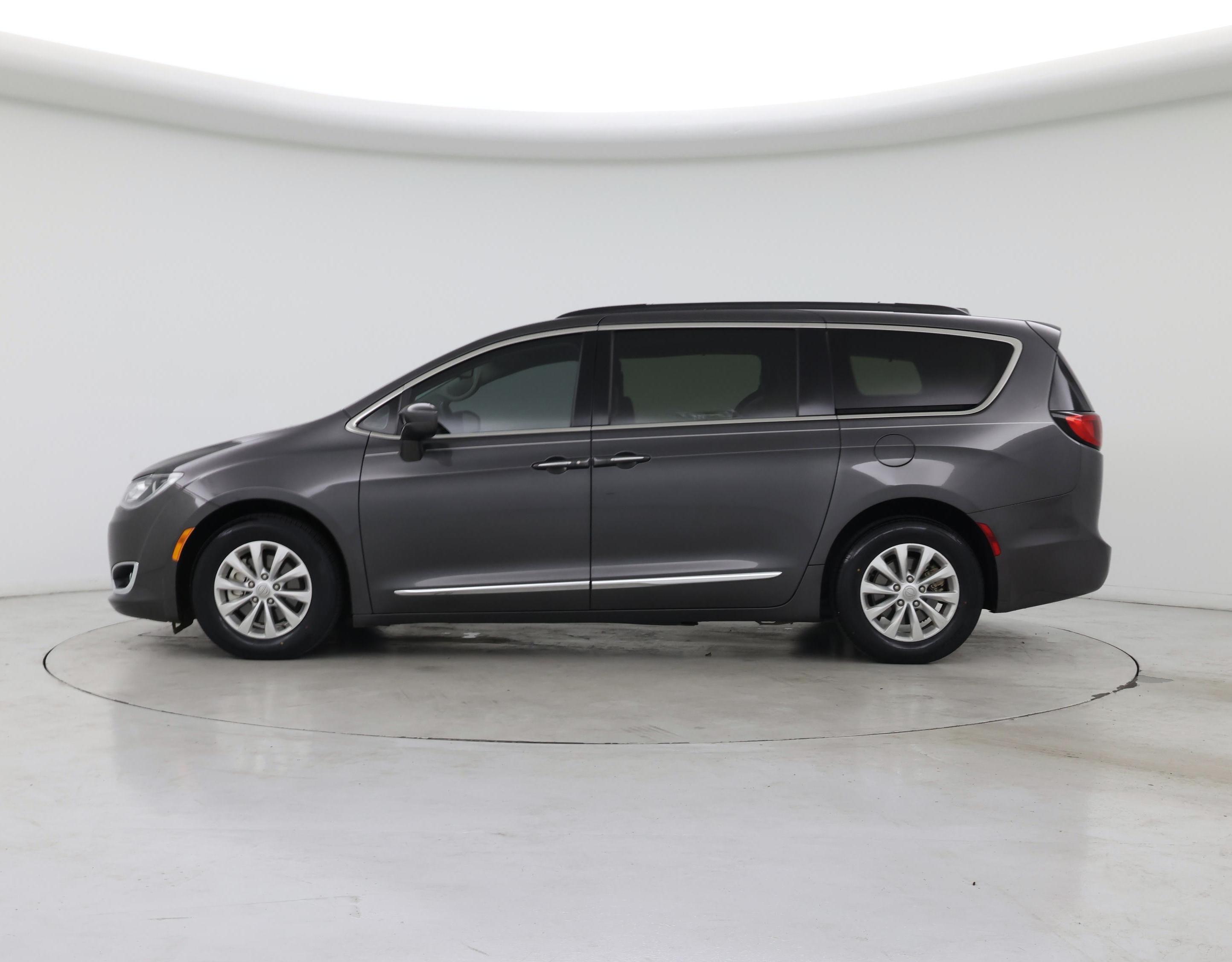 Thumbnail: 2017 Chrysler Pacifica - 3