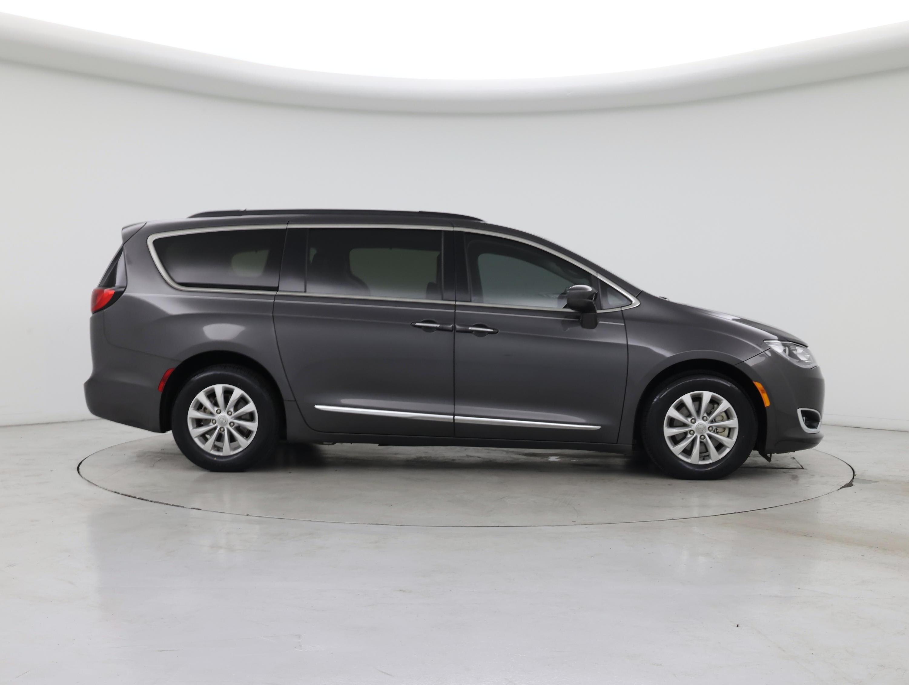 Thumbnail: 2017 Chrysler Pacifica - 7