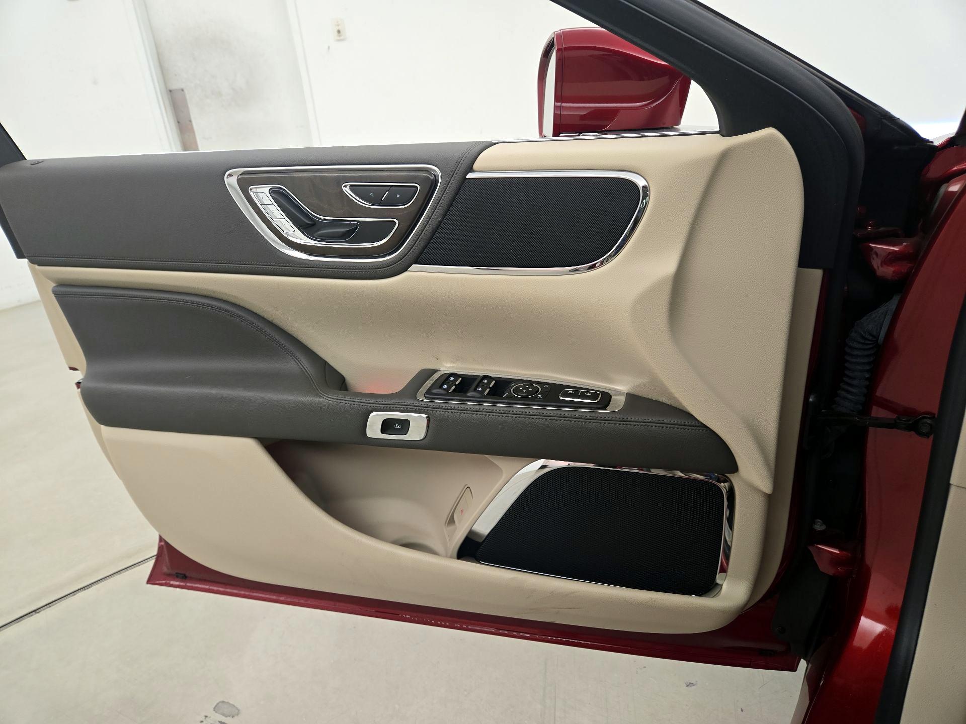 Thumbnail: 2017 Lincoln Continental - 12
