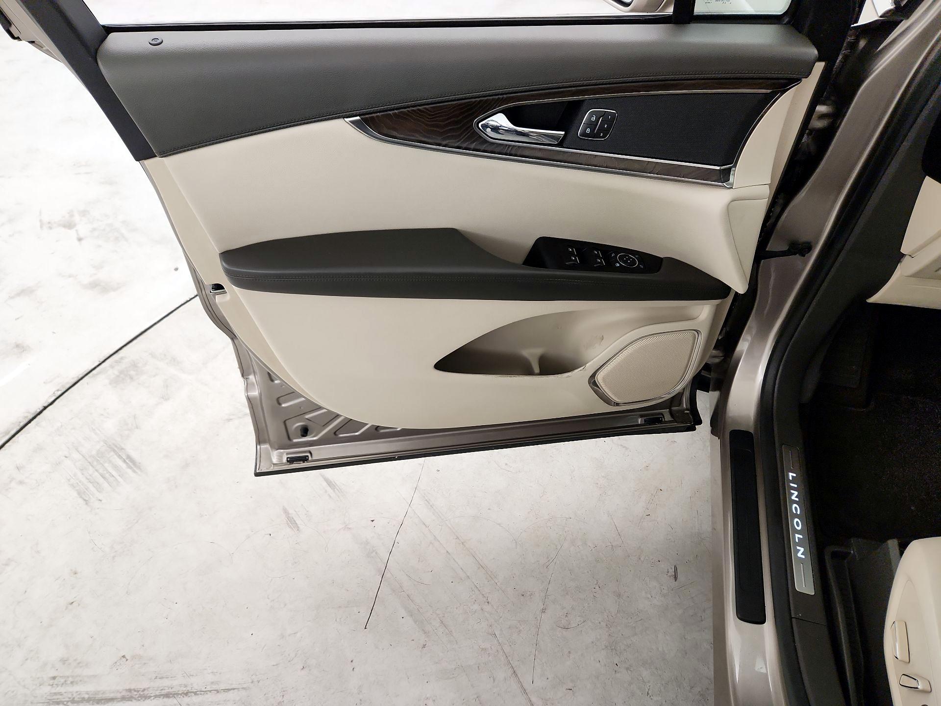 Thumbnail: 2019 Lincoln Nautilus - 12